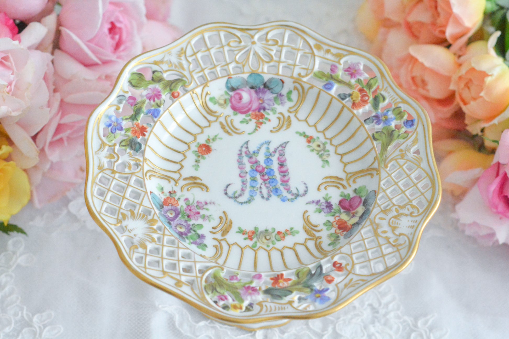 カール・ティーメ工房の花文字でマリーアントワネットの頭文字MとAが描かれた美しいコンポートです。透かし模様のお花や金彩もハンドペイントで丁寧に描かれています。豪華な雰囲気がマリーアントワネットの世界観にぴったりなお品です。ちょっと小ぶりなコンポートで、小さな焼き菓子やチョコレートなどを盛り付けても素敵ですね。マリーアントワネットのプレートも貴重ですが、コンポートはさらに見つけるのが困難なお品です。