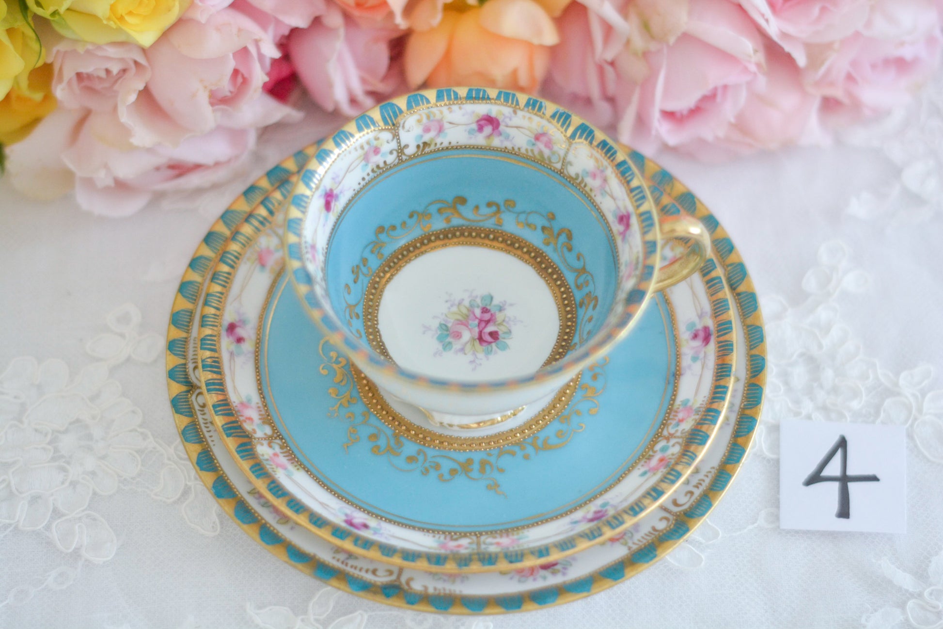 L&COという日本のメーカーのアンティーク里帰り品です。美しいターコイズブルーに金盛りの金彩、ハンドペイントで描かれた可憐なバラが上品なお品。1800年代後半頃からノリタケをはじめ日本からたくさんのメーカーが英国やアメリカに陶磁器を輸出していました。L&COは英国の老舗デパートリバティで販売されていたと言われています。キラキラしたティーセットがデパートに並べられている風景は、当時の人々の目と心を楽しませていたことでしょう。オールドニッポンの美しいティーカップでティータイムをお楽しみください。