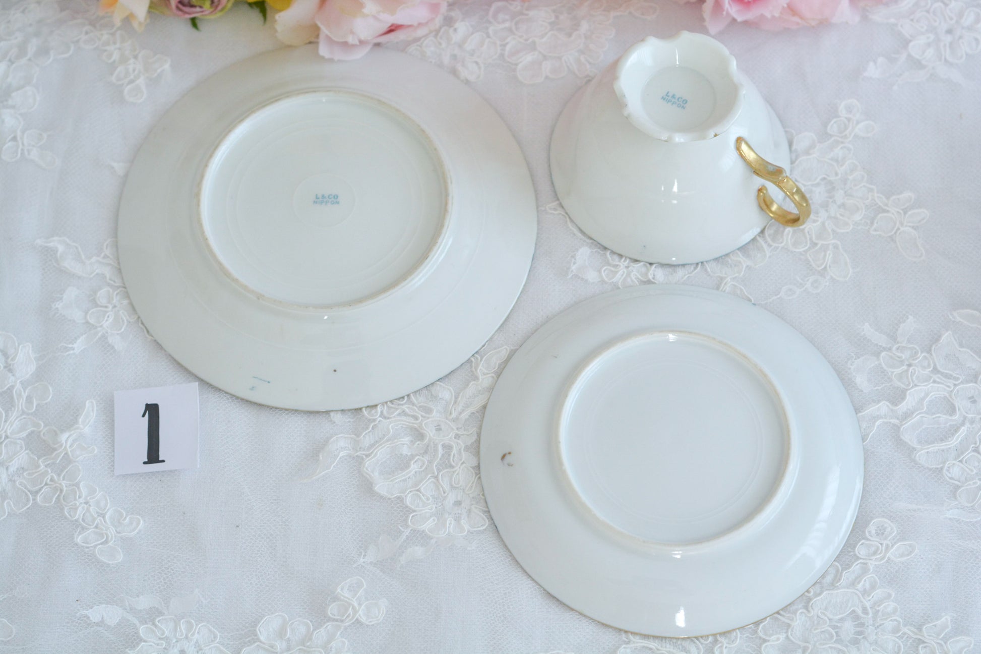 L&COという日本のメーカーのアンティーク里帰り品です。美しいターコイズブルーに金盛りの金彩、ハンドペイントで描かれた可憐なバラが上品なお品。1800年代後半頃からノリタケをはじめ日本からたくさんのメーカーが英国やアメリカに陶磁器を輸出していました。L&COは英国の老舗デパートリバティで販売されていたと言われています。キラキラしたティーセットがデパートに並べられている風景は、当時の人々の目と心を楽しませていたことでしょう。オールドニッポンの美しいティーカップでティータイムをお楽しみください。