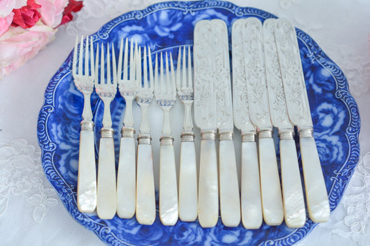 英国の人気メーカー、マッピン&ウェブの白蝶貝カトラリー。ティータイムにぴったりな丸刃のデザート(フルーツ)カトラリーです。豪華な彫刻が施されたカトラリーで、ハンドルも白蝶貝がたっぷり使われています。ハンドルは丸みがあるものが多いですが、こちらは角があるタイプでおしゃれです。白蝶貝の輝きもお楽しみいただけます。