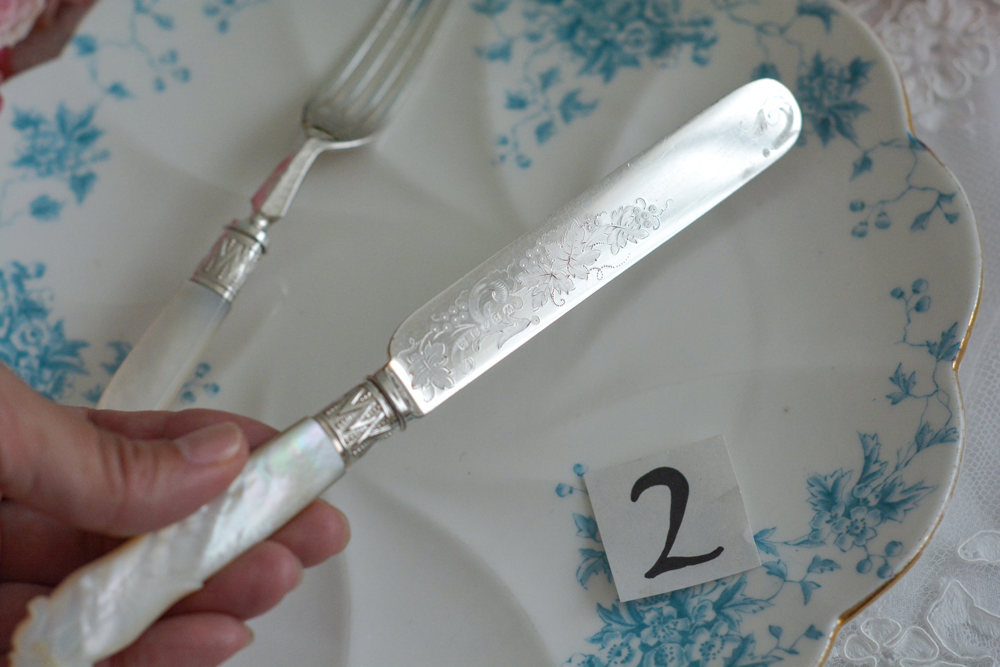 白蝶貝ハンドルと人気の丸刃のカトラリー。こちらは白蝶貝にも手彫りで模様が彫られています。シルバープレートのブレードに少しスレが見られます(状態を考慮した価格になっております)が、白蝶貝の優しい輝きと繊細な模様がとても美しいお品です。こちらは1組(フォークとナイフ2本セット)からご購入いただけます。①〜③からお選びください。