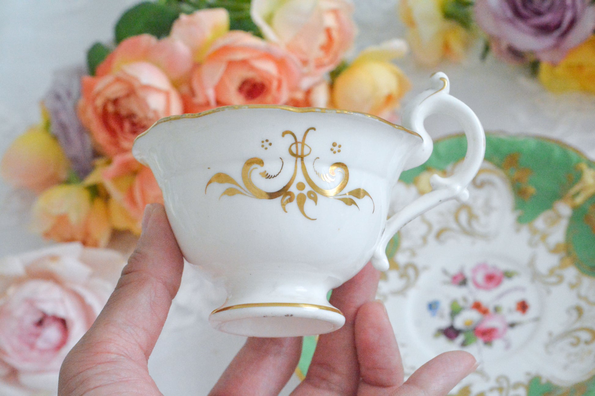 ダベンポートのロココリバイバルの優美なシェイプがとっても華やかで美しいトゥルートリオです。ダベンポート窯は1794年に創業し優れた磁器をたくさん製造していましたが、残念ながら1887年に廃業してしまいます。ハンドペイントの技術もとても優れていて美しい作品を残しています。トゥルートリオは、ティーカップ、コーヒーカップ、ソーサーのセットで、紅茶もコーヒーもどちらも楽しめるセットです。1800年代中頃まではトリオといえばこちらのtフルートリオが主流でした。ダベンポートらしい、美しい花々と優美なシェイプの心躍るカップです。