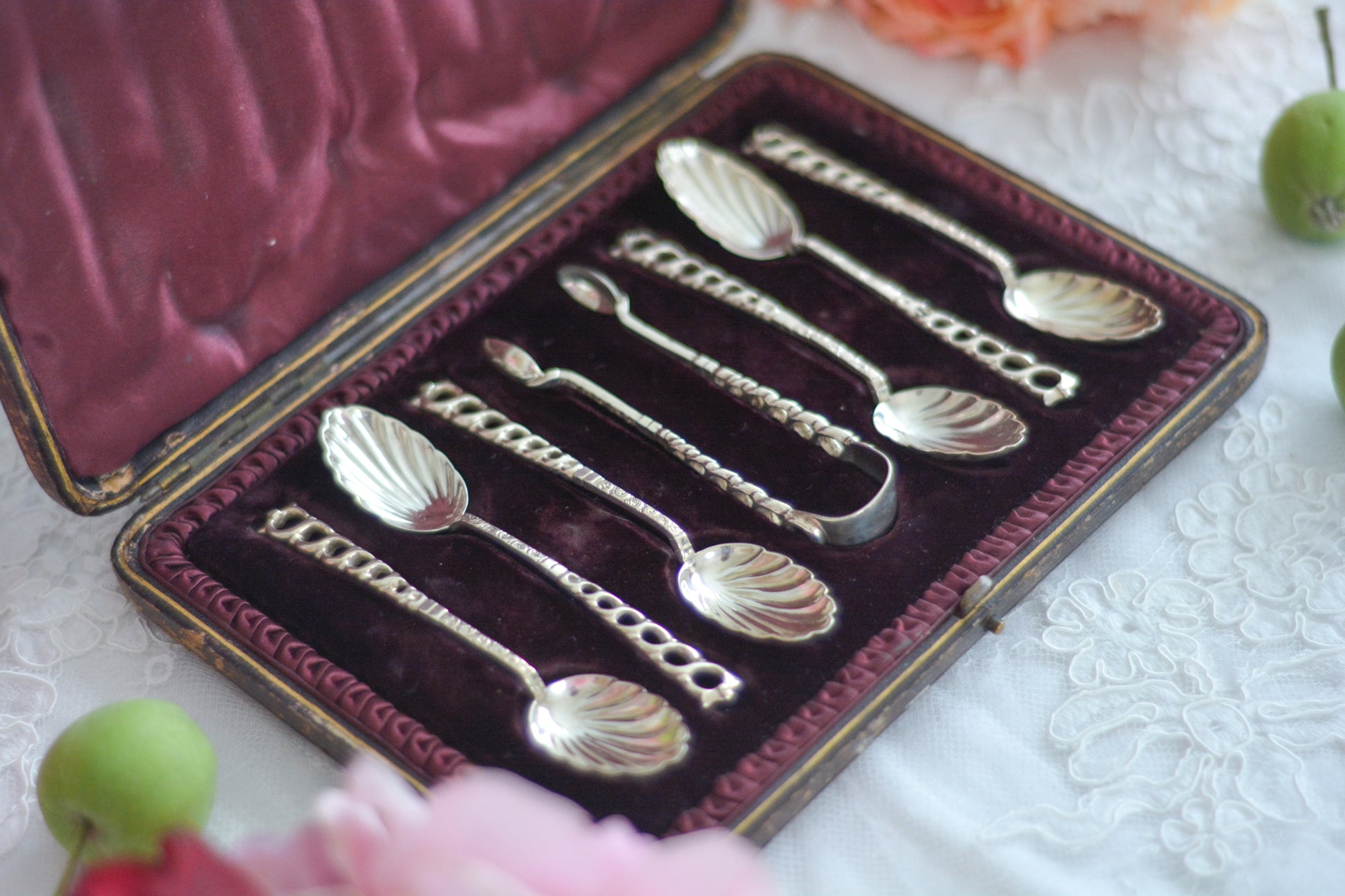 シェルの形のスプーンに持ち手は透かし模様になっている、とても素敵なスプーン6本とシュガートング1本のセット。ティータイムやおもてなしにぴったりです。純銀のスプーンはやっぱり豪華でいいですね。箱は外側は経年の傷などはありますが、中はビロードと蓋にはシルクが使われていて贅沢な作りになっています。状態も箱の中は比較的綺麗な状態です。スプーンの持ち手にリペアと小さな傷があるためお値打ち価格になっています。