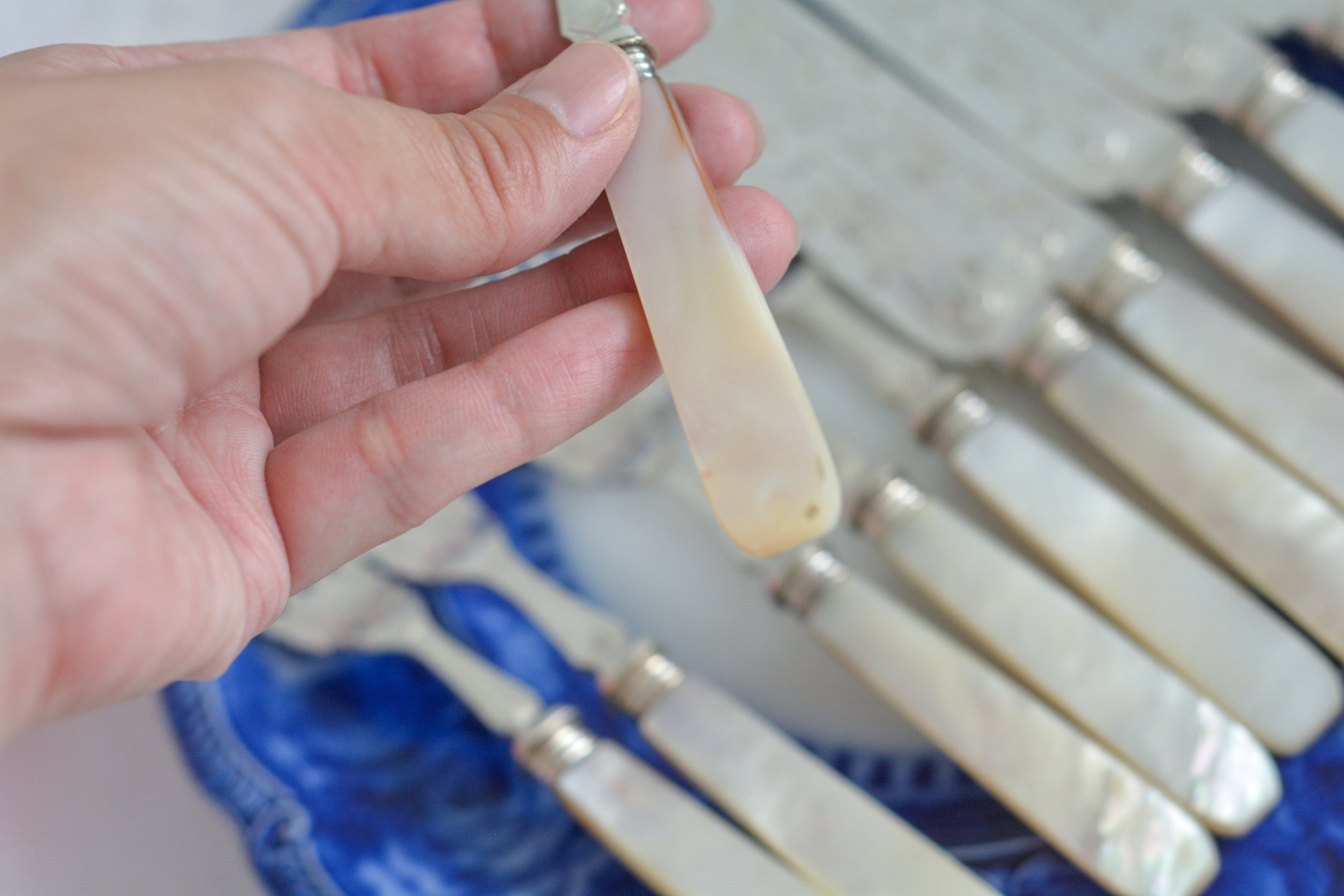 英国の人気メーカー、マッピン&ウェブの白蝶貝カトラリー。ティータイムにぴったりな丸刃のデザート(フルーツ)カトラリーです。豪華な彫刻が施されたカトラリーで、ハンドルも白蝶貝がたっぷり使われています。ハンドルは丸みがあるものが多いですが、こちらは角があるタイプでおしゃれです。白蝶貝の輝きもお楽しみいただけます。