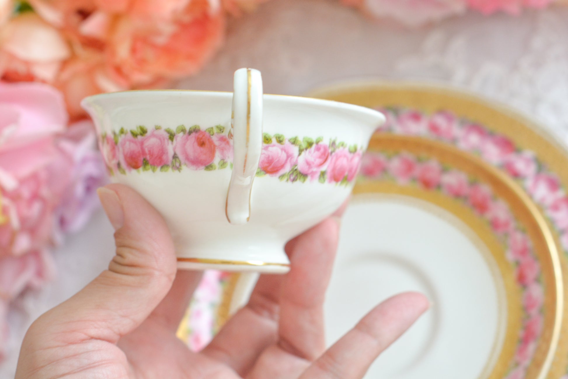 ジョージ・ジョーンズ・クレッセントのとても可憐なティートリオです。立体的なドットが豪華な金彩に可憐なバラが描かれたとても美しいお品です。ジョージ・ジョーンズ・クレッセントは華やかで可愛らしい雰囲気の作品をたくさん作ったメーカーです。クレッセントの可憐な世界観のファンの方も多いです。私もその一人。乙女心をくすぐられて、つい集めたくなってしまうそんな魅力があります。