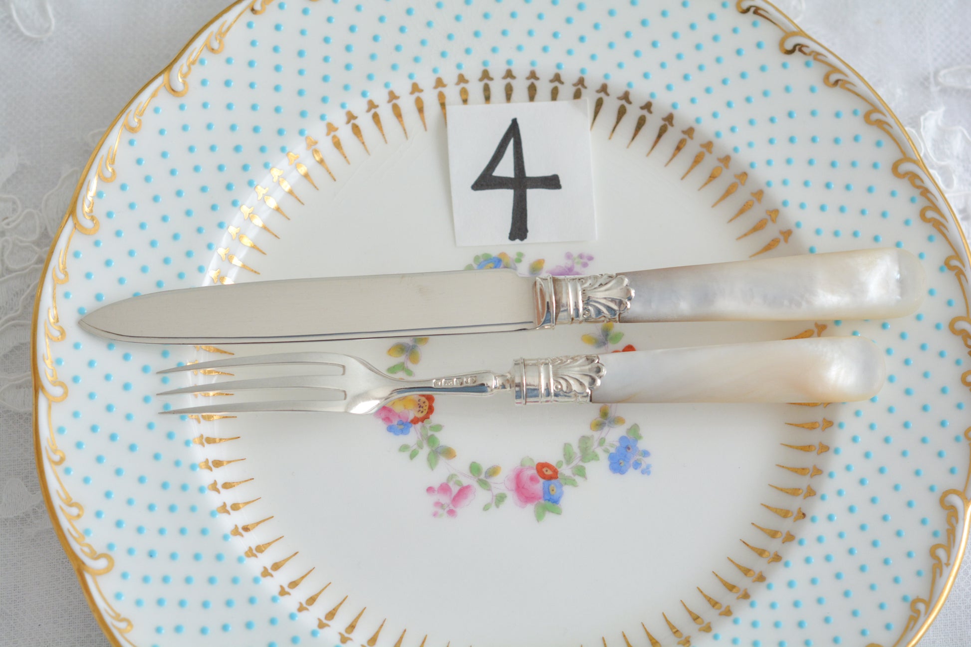 美しい純銀と白蝶貝ハンドルのデザートカトラリー。上品なデザインで純銀のブレードはキラキラと輝き、白蝶貝ハンドルは優しく輝きます。純銀&白蝶貝ハンドルのカトラリーは、やはり特別感がありますね。ティータイムを特別な時間にしてくれるカトラリーです。大きすぎないサイズ感も女性に嬉しいですね。素敵な時間をどうぞお楽しみください。