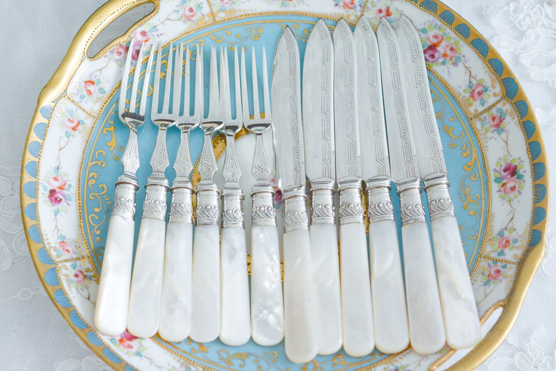 美しい木箱に入った白蝶貝ハンドルのデザートカトラリーセット。ディーラーさんから届いて開けてみると、当時の手紙が中に入っていてびっくりしました。結婚したお嬢様に宛てたお手紙です。大切なお嬢様の幸せを願ってご両親はこのカトラリーを贈られたのでしょう。持ち主は、大切に保管してもしかしたら未使用かもしれません。白蝶貝はマザーオブパールの名前の通り、真珠を生成する母貝です。子宝・子孫繁栄の象徴として、安産や子育てのお守りを願って白蝶貝ハンドルのカトラリーを結婚お祝いに贈ることが多かったのです。