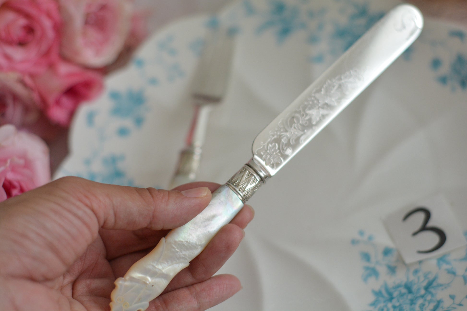 白蝶貝ハンドルと人気の丸刃のカトラリー。こちらは白蝶貝にも手彫りで模様が彫られています。シルバープレートのブレードに少しスレが見られます(状態を考慮した価格になっております)が、白蝶貝の優しい輝きと繊細な模様がとても美しいお品です。こちらは1組(フォークとナイフ2本セット)からご購入いただけます。①〜③からお選びください。