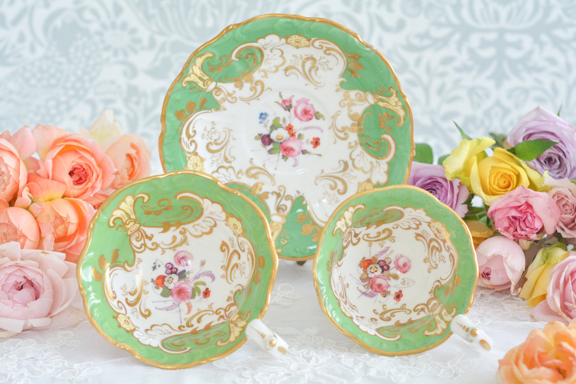 ダベンポートのロココリバイバルの優美なシェイプがとっても華やかで美しいトゥルートリオです。ダベンポート窯は1794年に創業し優れた磁器をたくさん製造していましたが、残念ながら1887年に廃業してしまいます。ハンドペイントの技術もとても優れていて美しい作品を残しています。トゥルートリオは、ティーカップ、コーヒーカップ、ソーサーのセットで、紅茶もコーヒーもどちらも楽しめるセットです。1800年代中頃まではトリオといえばこちらのtフルートリオが主流でした。ダベンポートらしい、美しい花々と優美なシェイプの心躍るカップです。