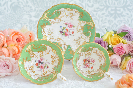 ダベンポートのロココリバイバルの優美なシェイプがとっても華やかで美しいトゥルートリオです。ダベンポート窯は1794年に創業し優れた磁器をたくさん製造していましたが、残念ながら1887年に廃業してしまいます。ハンドペイントの技術もとても優れていて美しい作品を残しています。トゥルートリオは、ティーカップ、コーヒーカップ、ソーサーのセットで、紅茶もコーヒーもどちらも楽しめるセットです。1800年代中頃まではトリオといえばこちらのtフルートリオが主流でした。ダベンポートらしい、美しい花々と優美なシェイプの心躍るカップです。