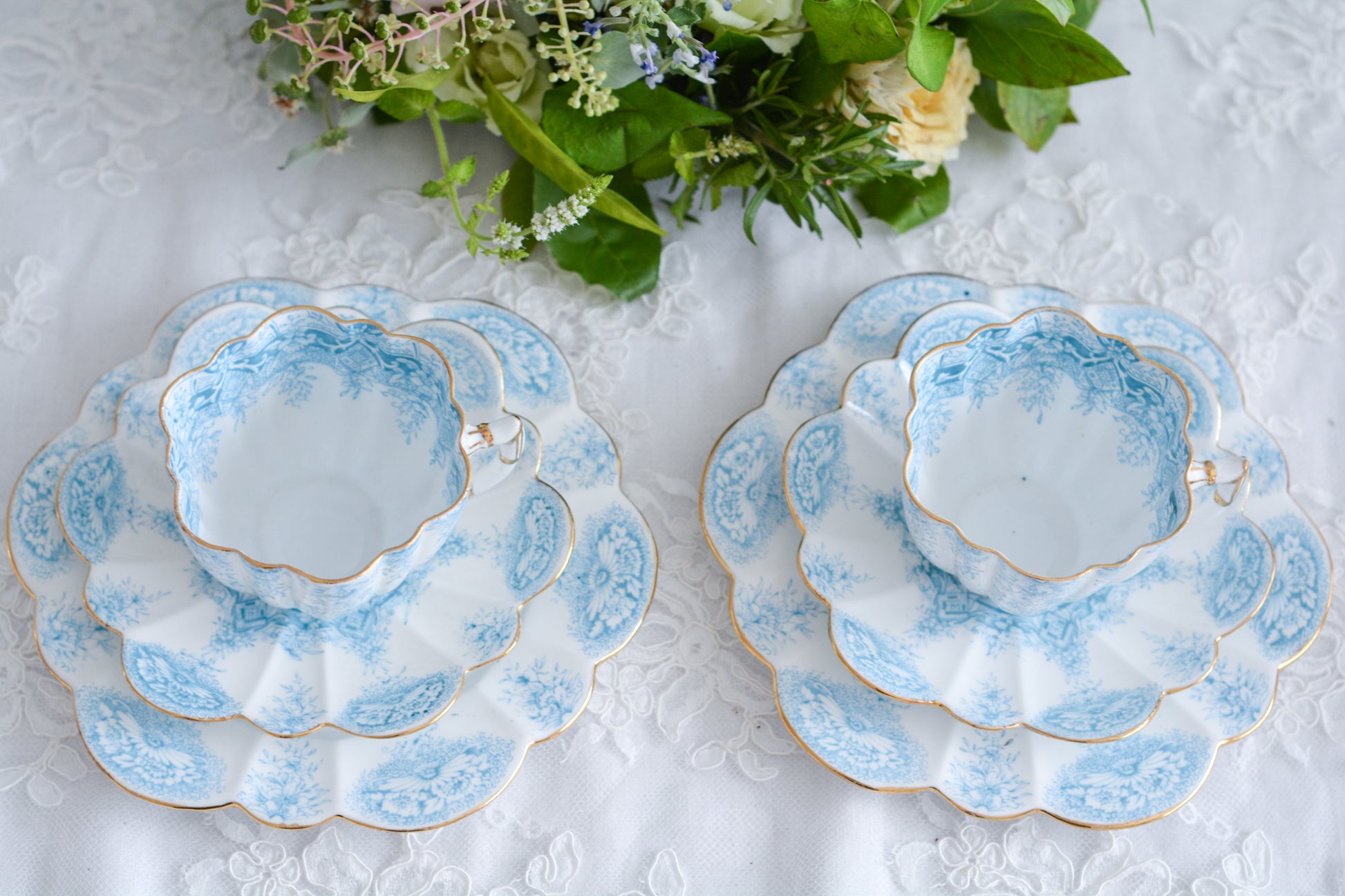 シェリーの前身、ワイルマンのパラダイスパターン貴重なティートリオです。このパラダイスパターンは、1890年に発表されたもので、ターコイズブルーの繊細な模様が大変美しいお品です。シェイプはデイジーシェイプと言われるシェイプで、美しい形にカップのハンドルも大変凝った作りになっています。探すのがとても困難なパラダイスパターンでぜひティータイムをお楽しみください。  こちらは①と②で状態が異なるため、コンディションをご確認いただき①〜②からお選びください。お揃いのプレートとミルクジャグも別で掲載しています。