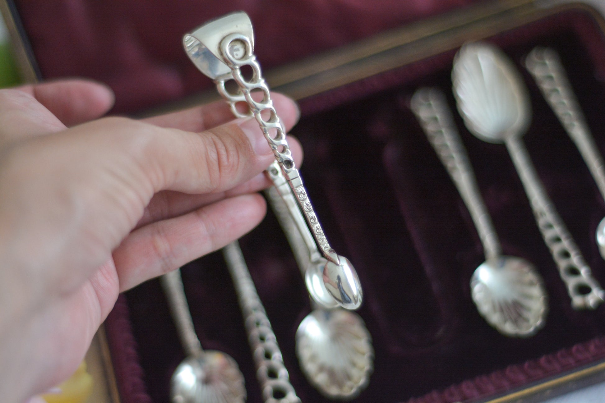 シェルの形のスプーンに持ち手は透かし模様になっている、とても素敵なスプーン6本とシュガートング1本のセット。ティータイムやおもてなしにぴったりです。純銀のスプーンはやっぱり豪華でいいですね。箱は外側は経年の傷などはありますが、中はビロードと蓋にはシルクが使われていて贅沢な作りになっています。状態も箱の中は比較的綺麗な状態です。スプーンの持ち手にリペアと小さな傷があるためお値打ち価格になっています。