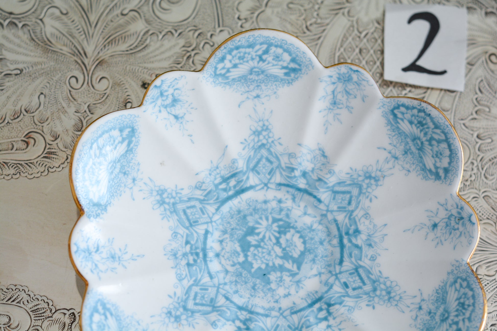 シェリーの前身、ワイルマンのパラダイスパターン貴重なティートリオです。このパラダイスパターンは、1890年に発表されたもので、ターコイズブルーの繊細な模様が大変美しいお品です。シェイプはデイジーシェイプと言われるシェイプで、美しい形にカップのハンドルも大変凝った作りになっています。探すのがとても困難なパラダイスパターンでぜひティータイムをお楽しみください。  こちらは①と②で状態が異なるため、コンディションをご確認いただき①〜②からお選びください。お揃いのプレートとミルクジャグも別で掲載しています。