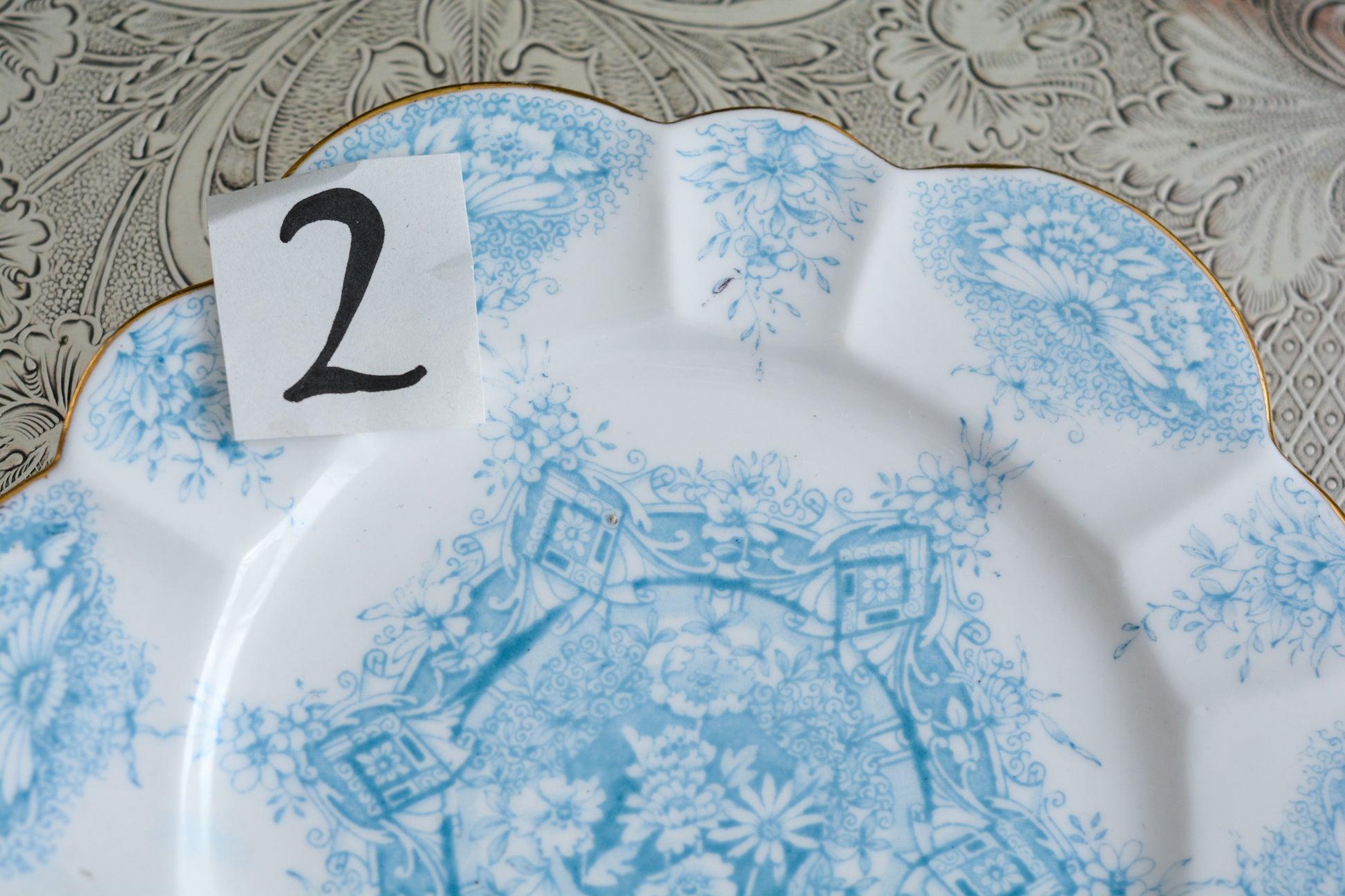 シェリーの前身、ワイルマンのパラダイスパターン貴重なティートリオです。このパラダイスパターンは、1890年に発表されたもので、ターコイズブルーの繊細な模様が大変美しいお品です。シェイプはデイジーシェイプと言われるシェイプで、美しい形にカップのハンドルも大変凝った作りになっています。探すのがとても困難なパラダイスパターンでぜひティータイムをお楽しみください。  こちらは①と②で状態が異なるため、コンディションをご確認いただき①〜②からお選びください。お揃いのプレートとミルクジャグも別で掲載しています。