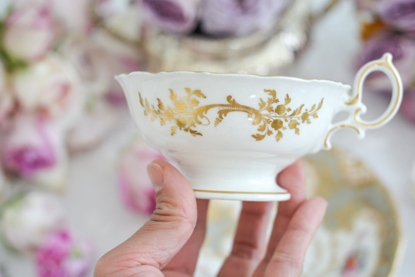 優雅なデザインが人気の、ミントンQシェイプ。グレーカラーにハンドペイントで描かれた花々と金彩の繊細な模様。優美なシェイプ。調和された美しさ。本当に素晴らしいです。テーカップなのですが、芸術品のよう。ティータイムが貴族だけの楽しみだった頃、元のオーナーはこのカップで華やかなティータイムを楽しんでいたことでしょう。180年経ったいまでも美しい状態で残っていることにも感動します。