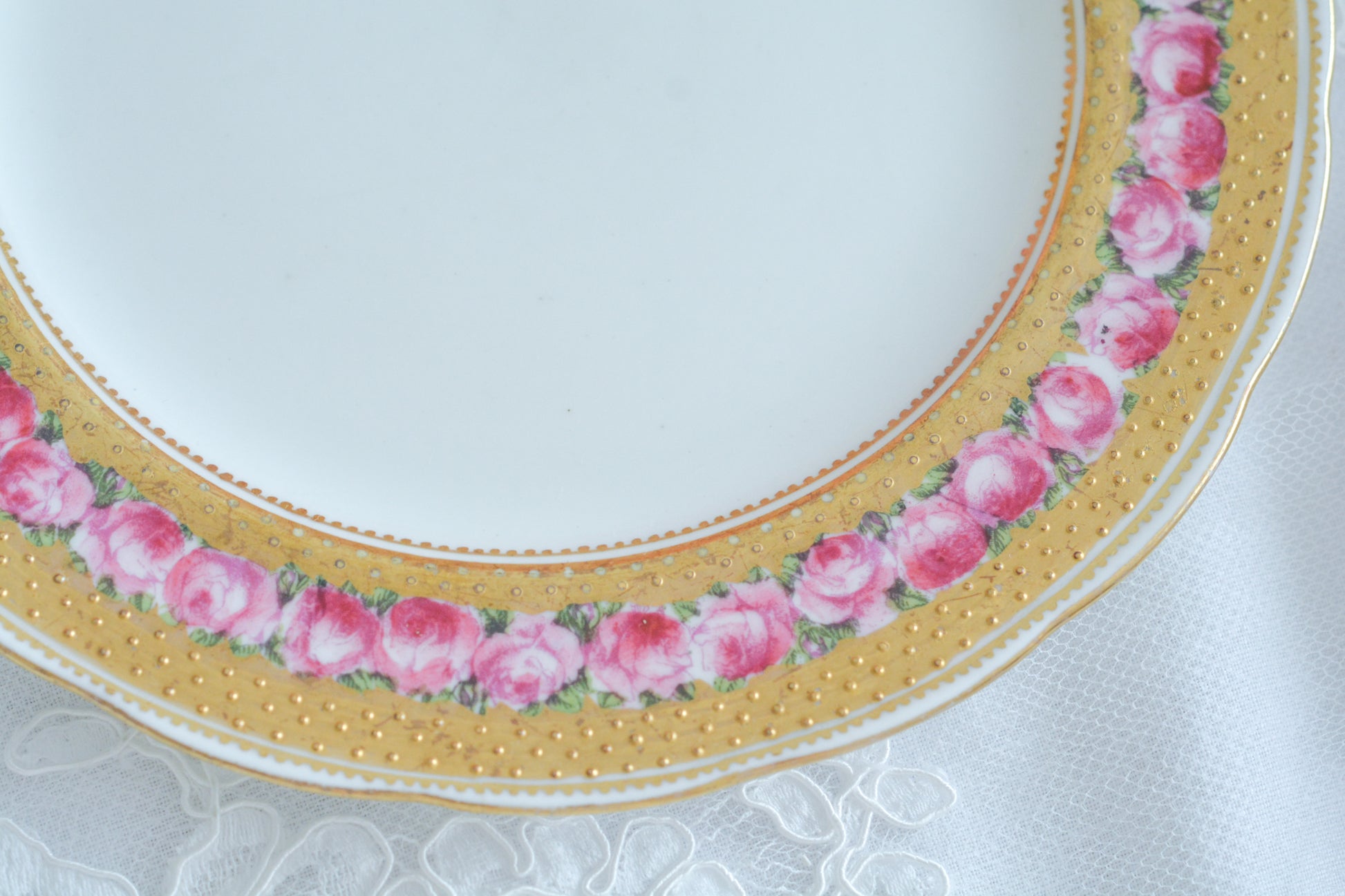 ジョージ・ジョーンズ・クレッセントのとても可憐なティートリオです。立体的なドットが豪華な金彩に可憐なバラが描かれたとても美しいお品です。ジョージ・ジョーンズ・クレッセントは華やかで可愛らしい雰囲気の作品をたくさん作ったメーカーです。クレッセントの可憐な世界観のファンの方も多いです。私もその一人。乙女心をくすぐられて、つい集めたくなってしまうそんな魅力があります。