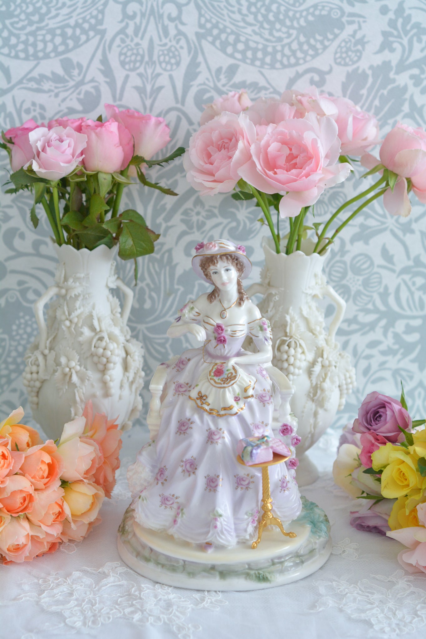 ロイヤルウースターの「THE GRACEFUL ARTS」シリーズの「EMBROIDERY」というフィギュリン。名前の通り、刺繍をしている貴婦人のフィギュリンで2500体しか製造されていない貴重なフィギュリンです。とても凝った作りで、椅子に座っている刺繍をしている貴婦人のドレスはもちろん、刺繍台、椅子もとても美しい作りになっています。そして、なんと、刺繍糸まで再現されている徹底ぶり!探すのがとても困難なフィギュリンなのも納得です。可愛らしい証明書付きです。