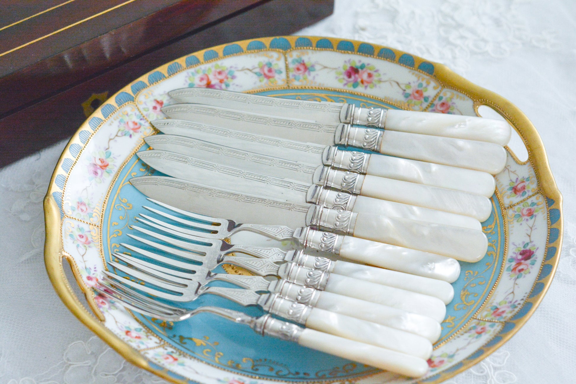 美しい木箱に入った白蝶貝ハンドルのデザートカトラリーセット。ディーラーさんから届いて開けてみると、当時の手紙が中に入っていてびっくりしました。結婚したお嬢様に宛てたお手紙です。大切なお嬢様の幸せを願ってご両親はこのカトラリーを贈られたのでしょう。持ち主は、大切に保管してもしかしたら未使用かもしれません。白蝶貝はマザーオブパールの名前の通り、真珠を生成する母貝です。子宝・子孫繁栄の象徴として、安産や子育てのお守りを願って白蝶貝ハンドルのカトラリーを結婚お祝いに贈ることが多かったのです。