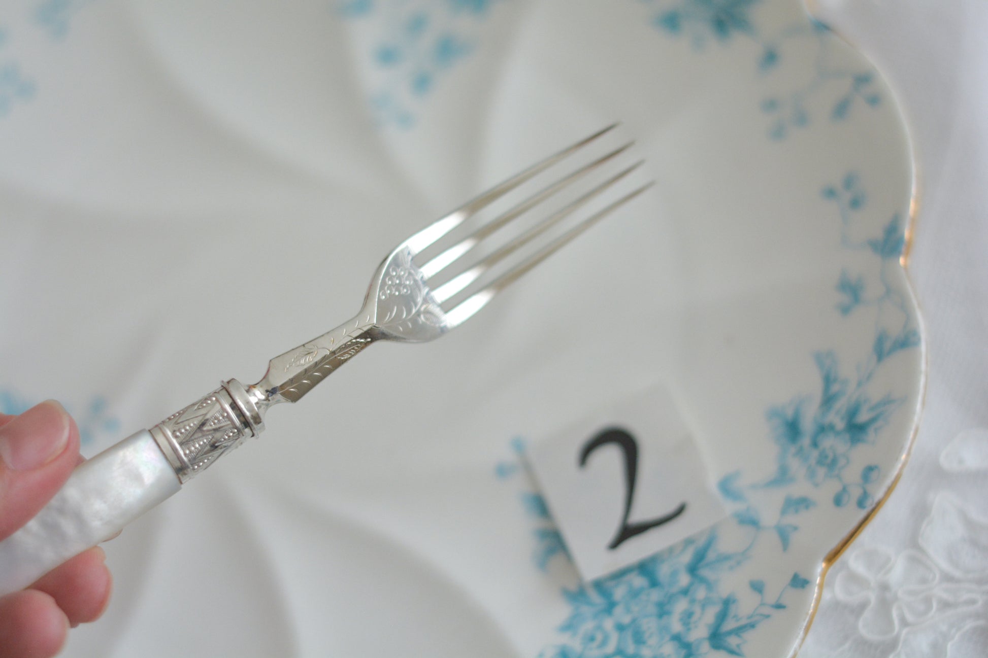 白蝶貝ハンドルと人気の丸刃のカトラリー。こちらは白蝶貝にも手彫りで模様が彫られています。シルバープレートのブレードに少しスレが見られます(状態を考慮した価格になっております)が、白蝶貝の優しい輝きと繊細な模様がとても美しいお品です。こちらは1組(フォークとナイフ2本セット)からご購入いただけます。①〜③からお選びください。