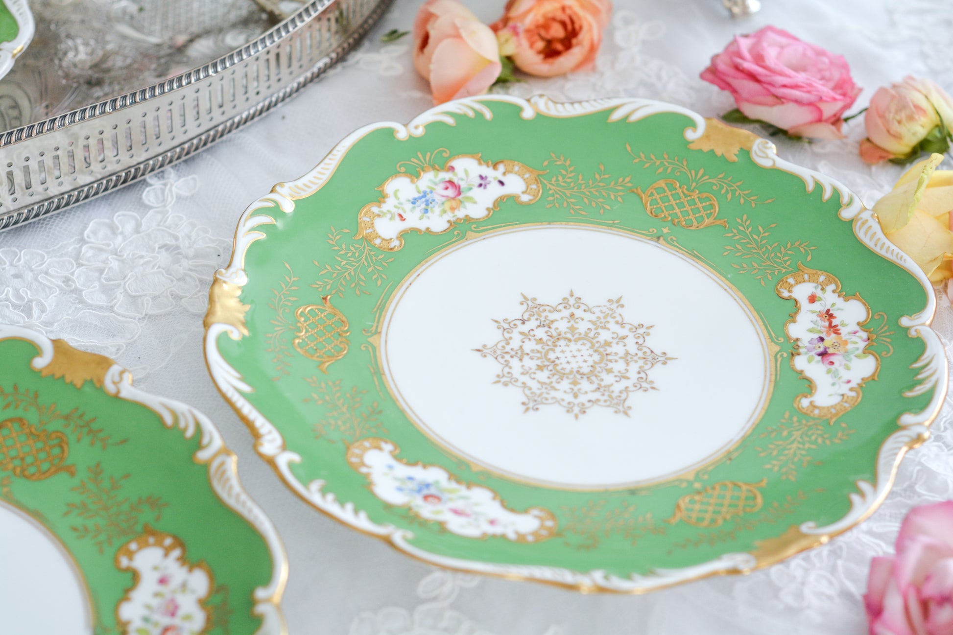 コールポートのアップルグリーンの美しいプレート。手描きで描かれた上品なお花に、金盛りの金彩が大変豪華です。デザートにはもちろん、サービング用としても活躍してくれそうです。こちらは2枚在庫がございます。ハンドペイントのため、描かれているお花も1点1点異なります。①〜②からお選びください。