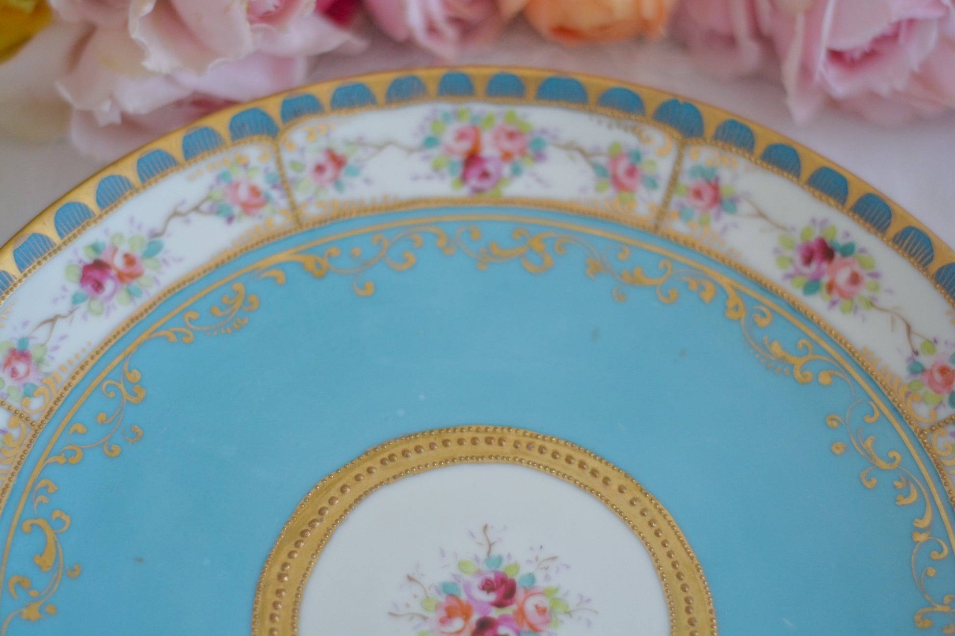 L&COという日本のメーカーのアンティーク里帰り品です。美しいターコイズブルーに金盛りの金彩、ハンドペイントで描かれた可憐なバラが上品なお品。1800年代後半頃からノリタケをはじめ日本からたくさんのメーカーが英国やアメリカに陶磁器を輸出していました。L&COは英国の老舗デパートリバティで販売されていたと言われています。キラキラしたティーセットやプレート達がデパートに並べられている風景は、当時の人々の目と心を楽しませていたことでしょう。