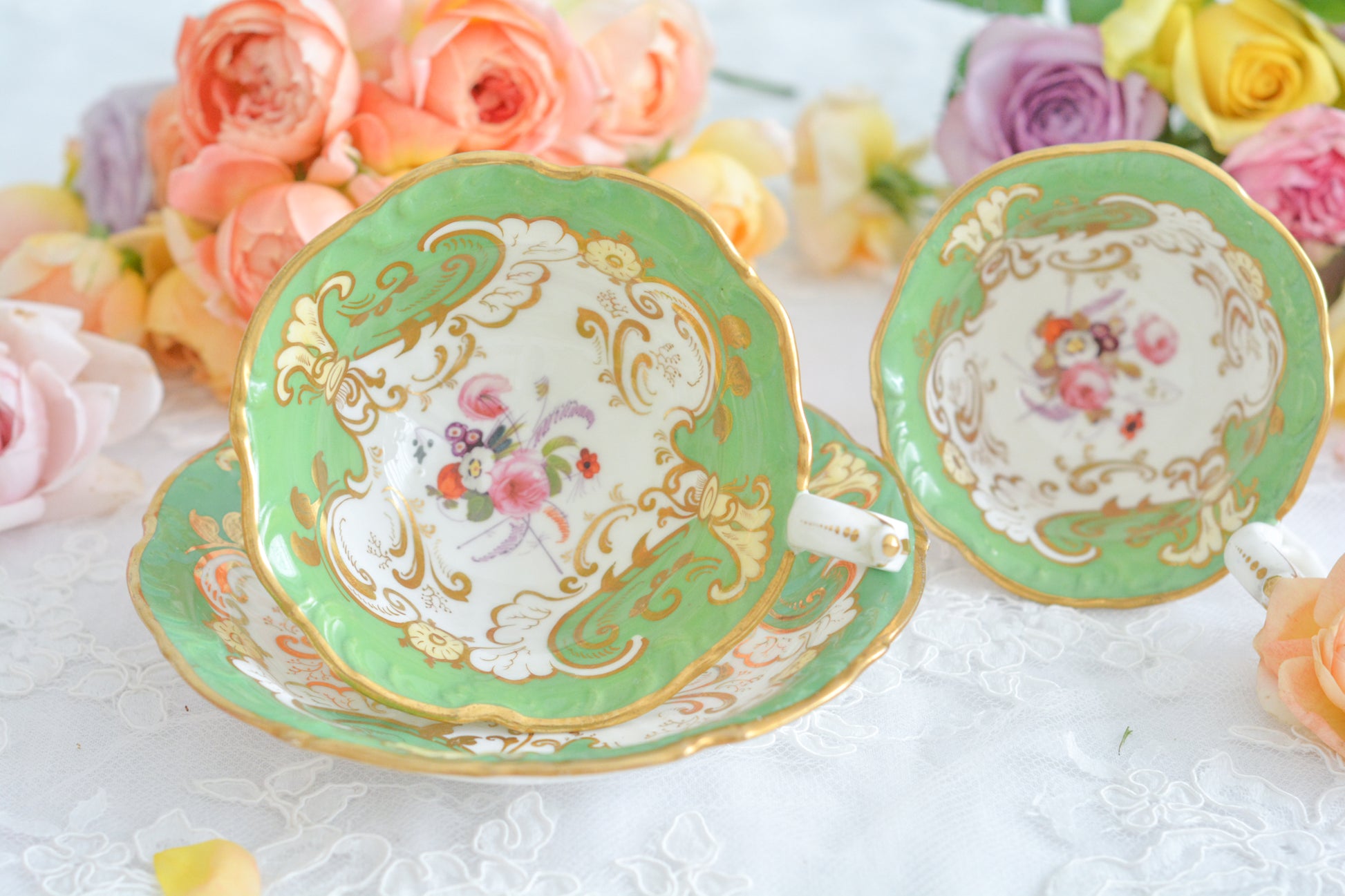 ダベンポートのロココリバイバルの優美なシェイプがとっても華やかで美しいトゥルートリオです。ダベンポート窯は1794年に創業し優れた磁器をたくさん製造していましたが、残念ながら1887年に廃業してしまいます。ハンドペイントの技術もとても優れていて美しい作品を残しています。トゥルートリオは、ティーカップ、コーヒーカップ、ソーサーのセットで、紅茶もコーヒーもどちらも楽しめるセットです。1800年代中頃まではトリオといえばこちらのtフルートリオが主流でした。ダベンポートらしい、美しい花々と優美なシェイプの心躍るカップです。