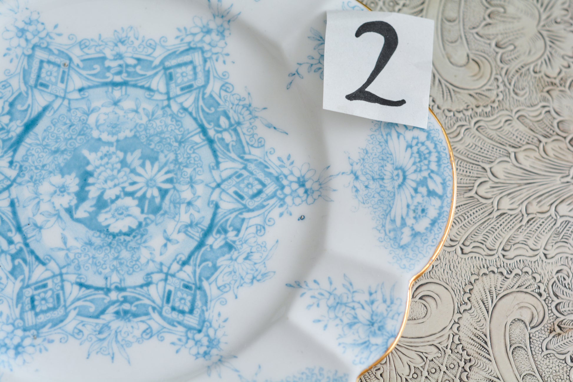 シェリーの前身、ワイルマンのパラダイスパターン貴重なティートリオです。このパラダイスパターンは、1890年に発表されたもので、ターコイズブルーの繊細な模様が大変美しいお品です。シェイプはデイジーシェイプと言われるシェイプで、美しい形にカップのハンドルも大変凝った作りになっています。探すのがとても困難なパラダイスパターンでぜひティータイムをお楽しみください。  こちらは①と②で状態が異なるため、コンディションをご確認いただき①〜②からお選びください。お揃いのプレートとミルクジャグも別で掲載しています。