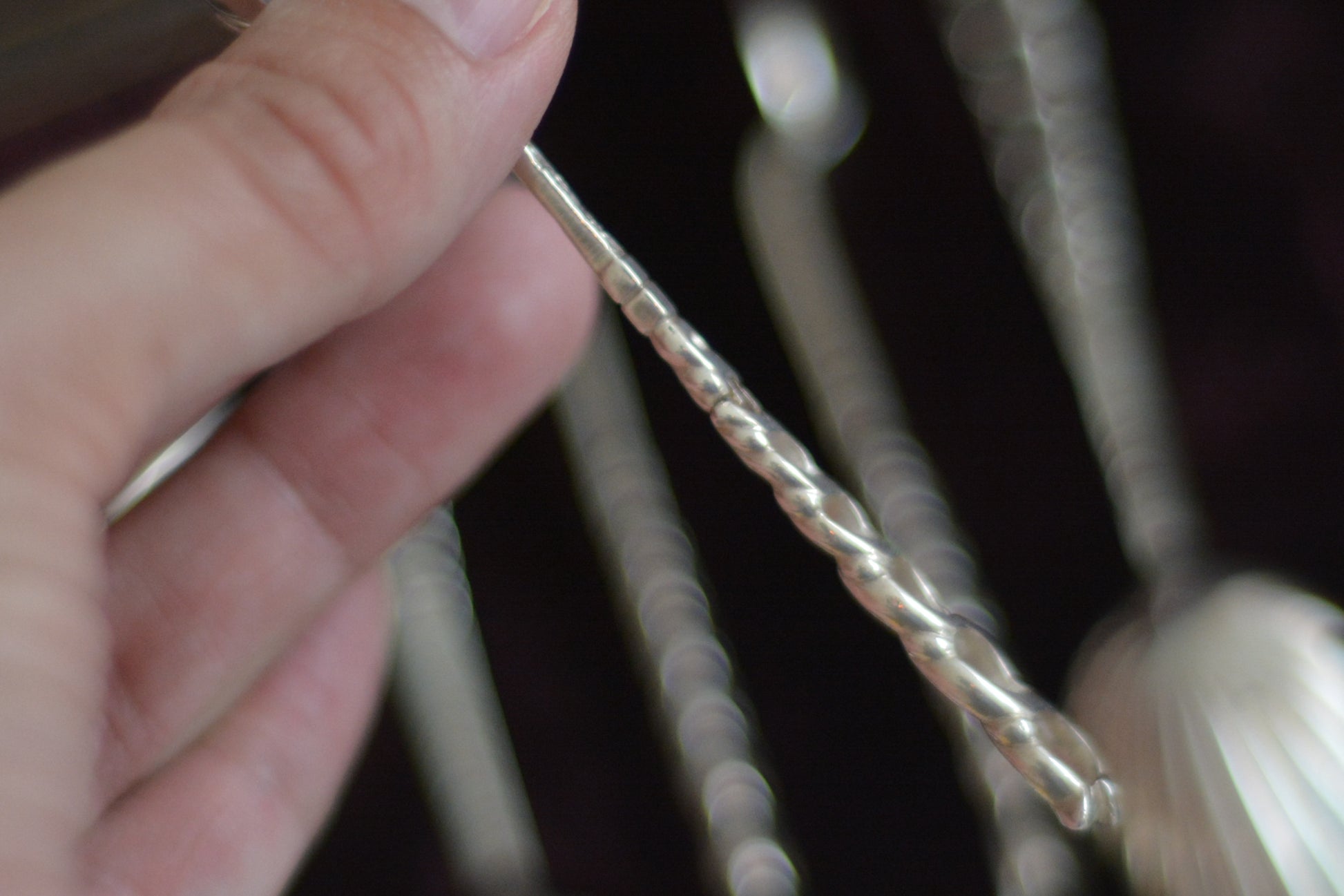 シェルの形のスプーンに持ち手は透かし模様になっている、とても素敵なスプーン6本とシュガートング1本のセット。ティータイムやおもてなしにぴったりです。純銀のスプーンはやっぱり豪華でいいですね。箱は外側は経年の傷などはありますが、中はビロードと蓋にはシルクが使われていて贅沢な作りになっています。状態も箱の中は比較的綺麗な状態です。スプーンの持ち手にリペアと小さな傷があるためお値打ち価格になっています。