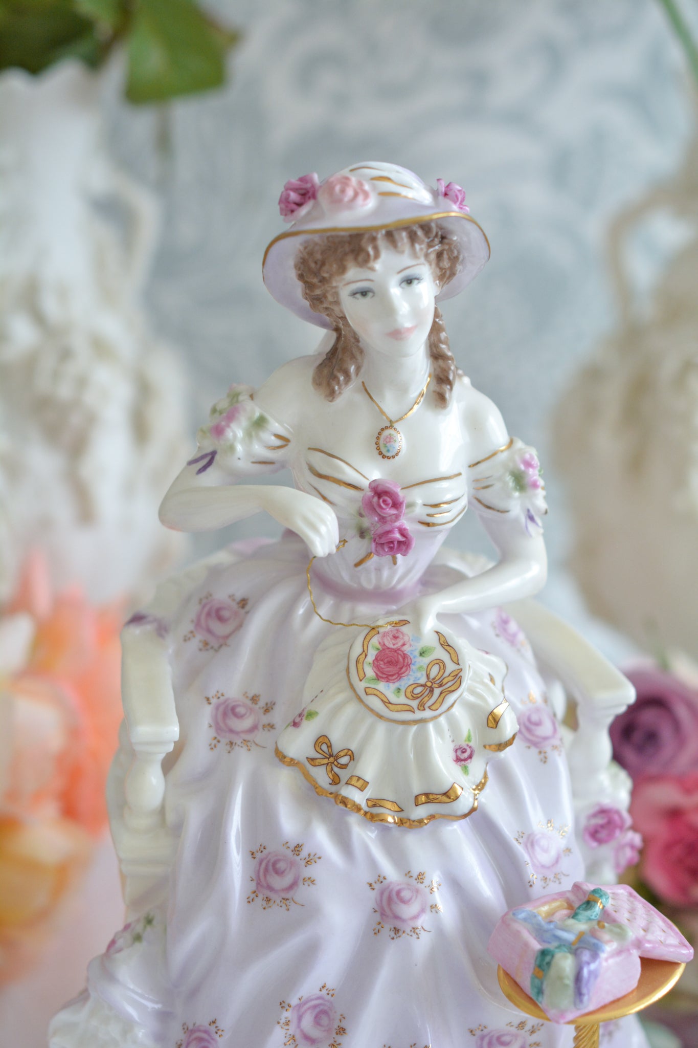 ロイヤルウースターの「THE GRACEFUL ARTS」シリーズの「EMBROIDERY」というフィギュリン。名前の通り、刺繍をしている貴婦人のフィギュリンで2500体しか製造されていない貴重なフィギュリンです。とても凝った作りで、椅子に座っている刺繍をしている貴婦人のドレスはもちろん、刺繍台、椅子もとても美しい作りになっています。そして、なんと、刺繍糸まで再現されている徹底ぶり!探すのがとても困難なフィギュリンなのも納得です。可愛らしい証明書付きです。