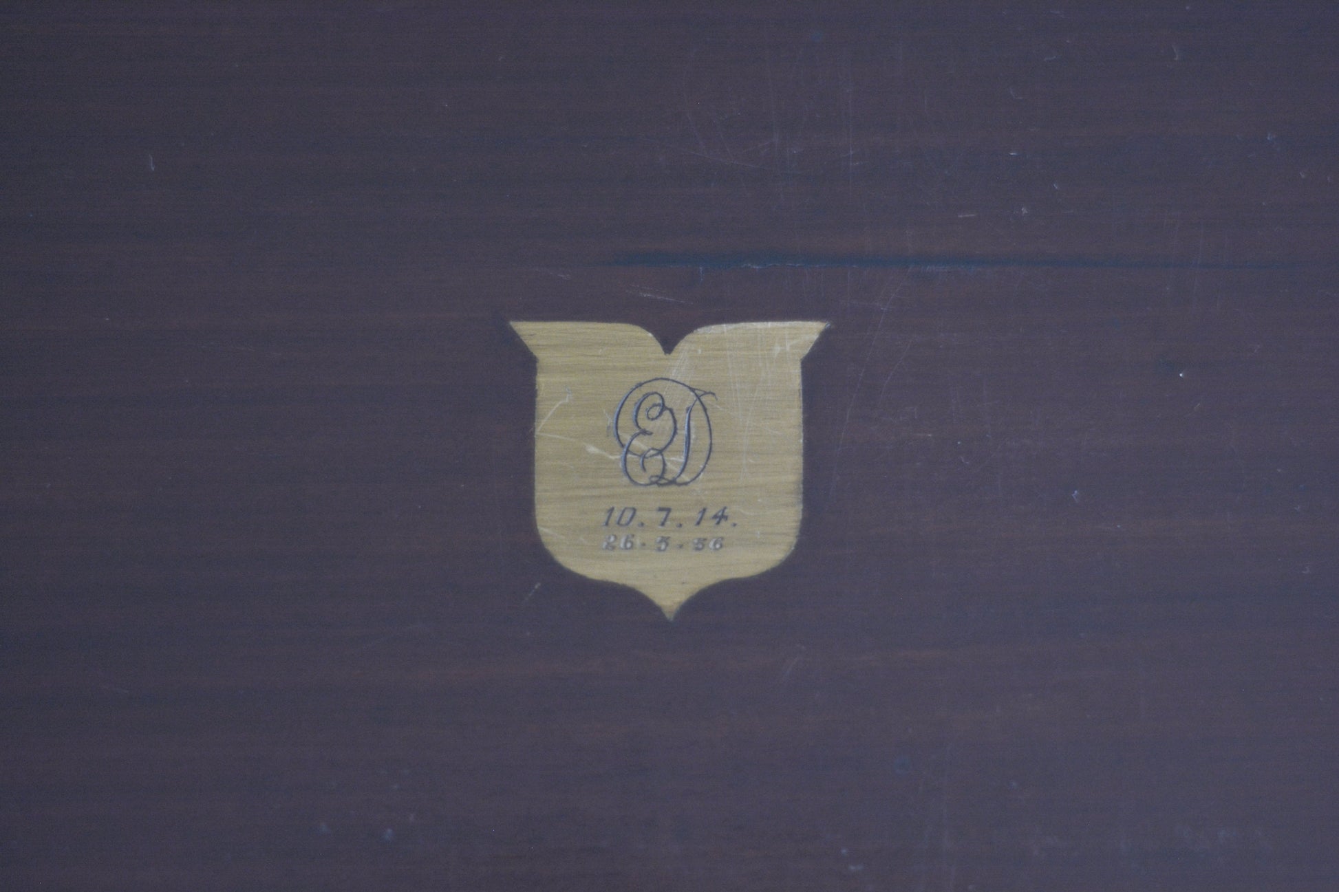 美しい木箱に入った白蝶貝ハンドルのデザートカトラリーセット。ディーラーさんから届いて開けてみると、当時の手紙が中に入っていてびっくりしました。結婚したお嬢様に宛てたお手紙です。大切なお嬢様の幸せを願ってご両親はこのカトラリーを贈られたのでしょう。持ち主は、大切に保管してもしかしたら未使用かもしれません。白蝶貝はマザーオブパールの名前の通り、真珠を生成する母貝です。子宝・子孫繁栄の象徴として、安産や子育てのお守りを願って白蝶貝ハンドルのカトラリーを結婚お祝いに贈ることが多かったのです。