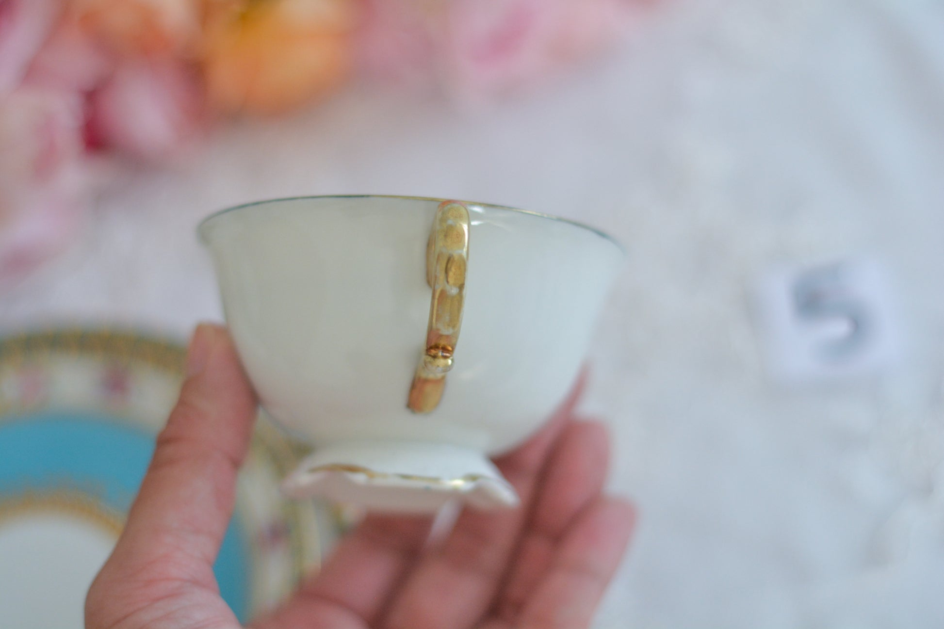 L&COという日本のメーカーのアンティーク里帰り品です。美しいターコイズブルーに金盛りの金彩、ハンドペイントで描かれた可憐なバラが上品なお品。1800年代後半頃からノリタケをはじめ日本からたくさんのメーカーが英国やアメリカに陶磁器を輸出していました。L&COは英国の老舗デパートリバティで販売されていたと言われています。キラキラしたティーセットがデパートに並べられている風景は、当時の人々の目と心を楽しませていたことでしょう。オールドニッポンの美しいティーカップでティータイムをお楽しみください。