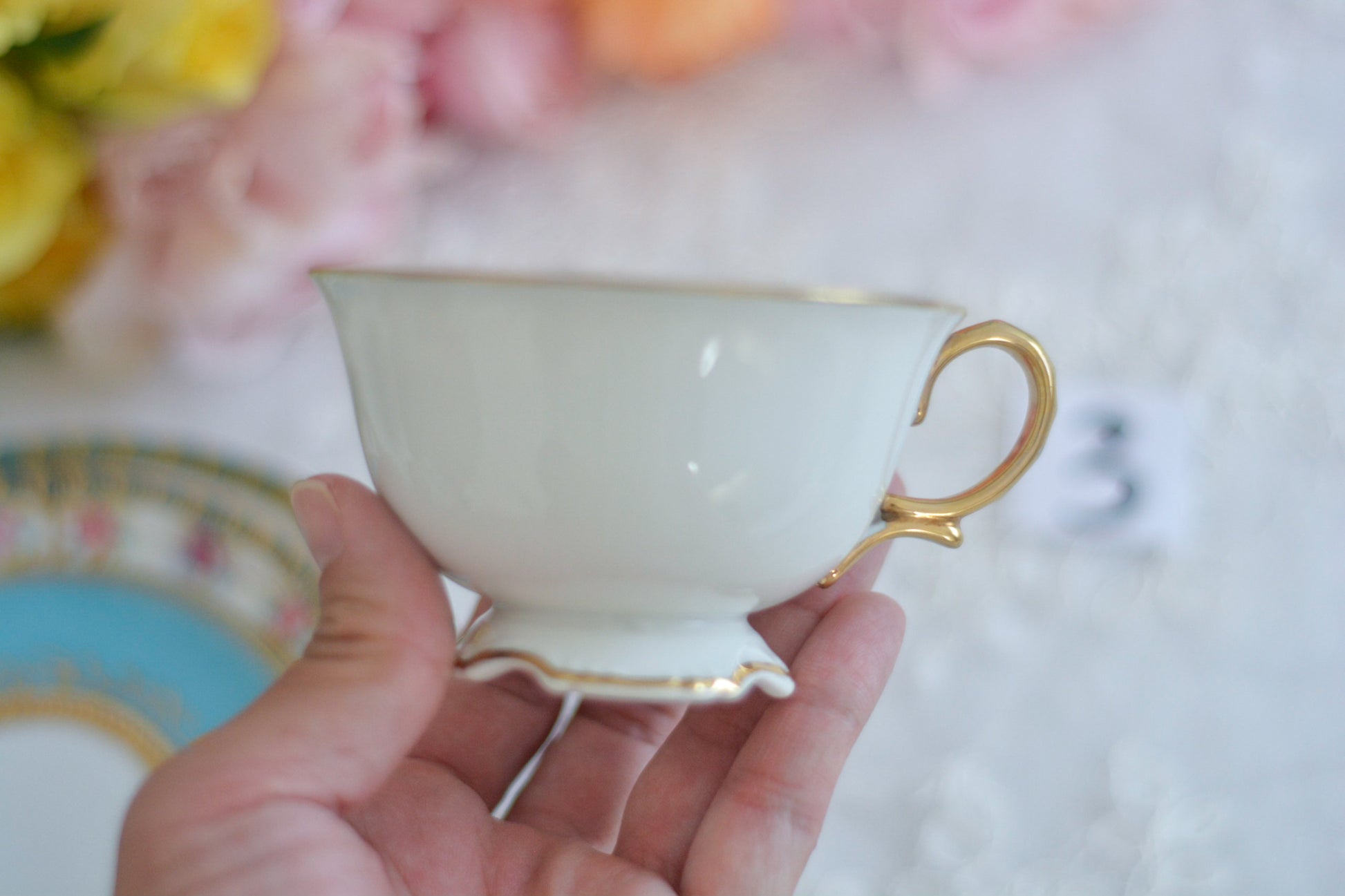 L&COという日本のメーカーのアンティーク里帰り品です。美しいターコイズブルーに金盛りの金彩、ハンドペイントで描かれた可憐なバラが上品なお品。1800年代後半頃からノリタケをはじめ日本からたくさんのメーカーが英国やアメリカに陶磁器を輸出していました。L&COは英国の老舗デパートリバティで販売されていたと言われています。キラキラしたティーセットがデパートに並べられている風景は、当時の人々の目と心を楽しませていたことでしょう。オールドニッポンの美しいティーカップでティータイムをお楽しみください。