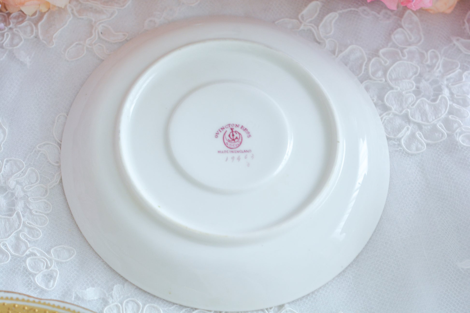 ジョージ・ジョーンズ・クレッセントのとても可憐なティートリオです。立体的なドットが豪華な金彩に可憐なバラが描かれたとても美しいお品です。ジョージ・ジョーンズ・クレッセントは華やかで可愛らしい雰囲気の作品をたくさん作ったメーカーです。クレッセントの可憐な世界観のファンの方も多いです。私もその一人。乙女心をくすぐられて、つい集めたくなってしまうそんな魅力があります。