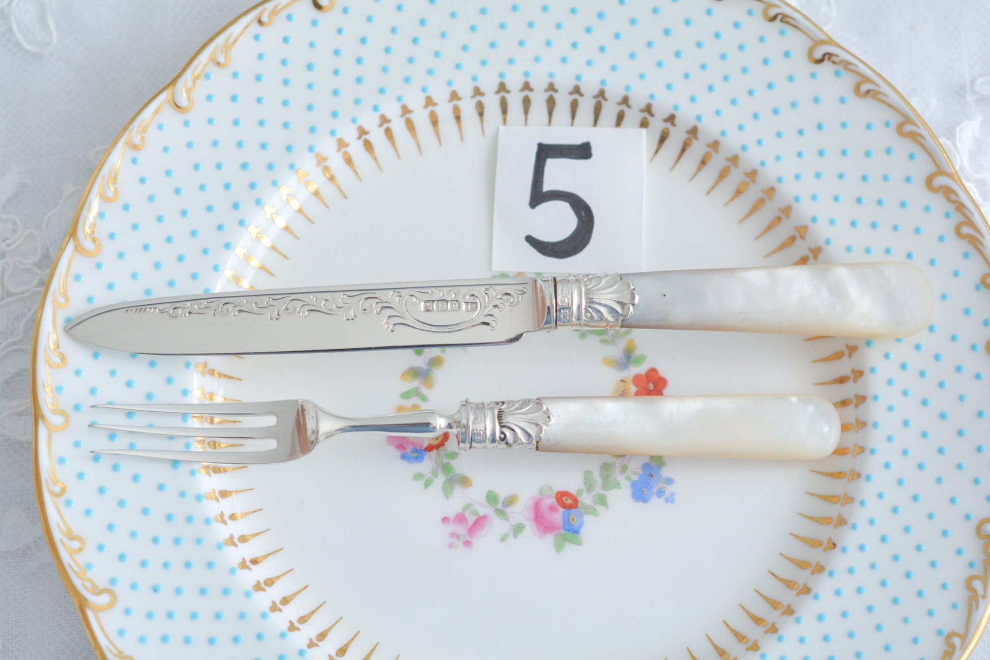 美しい純銀と白蝶貝ハンドルのデザートカトラリー。上品なデザインで純銀のブレードはキラキラと輝き、白蝶貝ハンドルは優しく輝きます。純銀&白蝶貝ハンドルのカトラリーは、やはり特別感がありますね。ティータイムを特別な時間にしてくれるカトラリーです。大きすぎないサイズ感も女性に嬉しいですね。素敵な時間をどうぞお楽しみください。