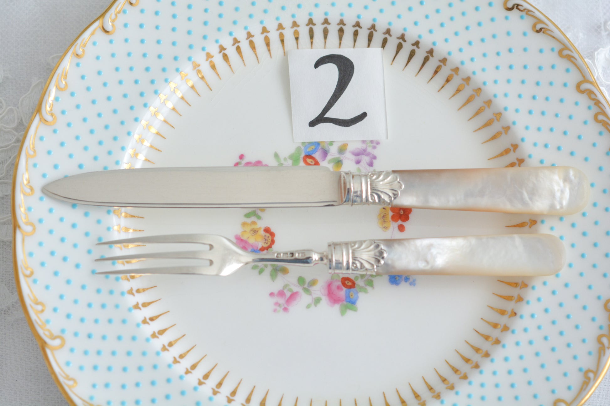 美しい純銀と白蝶貝ハンドルのデザートカトラリー。上品なデザインで純銀のブレードはキラキラと輝き、白蝶貝ハンドルは優しく輝きます。純銀&白蝶貝ハンドルのカトラリーは、やはり特別感がありますね。ティータイムを特別な時間にしてくれるカトラリーです。大きすぎないサイズ感も女性に嬉しいですね。素敵な時間をどうぞお楽しみください。