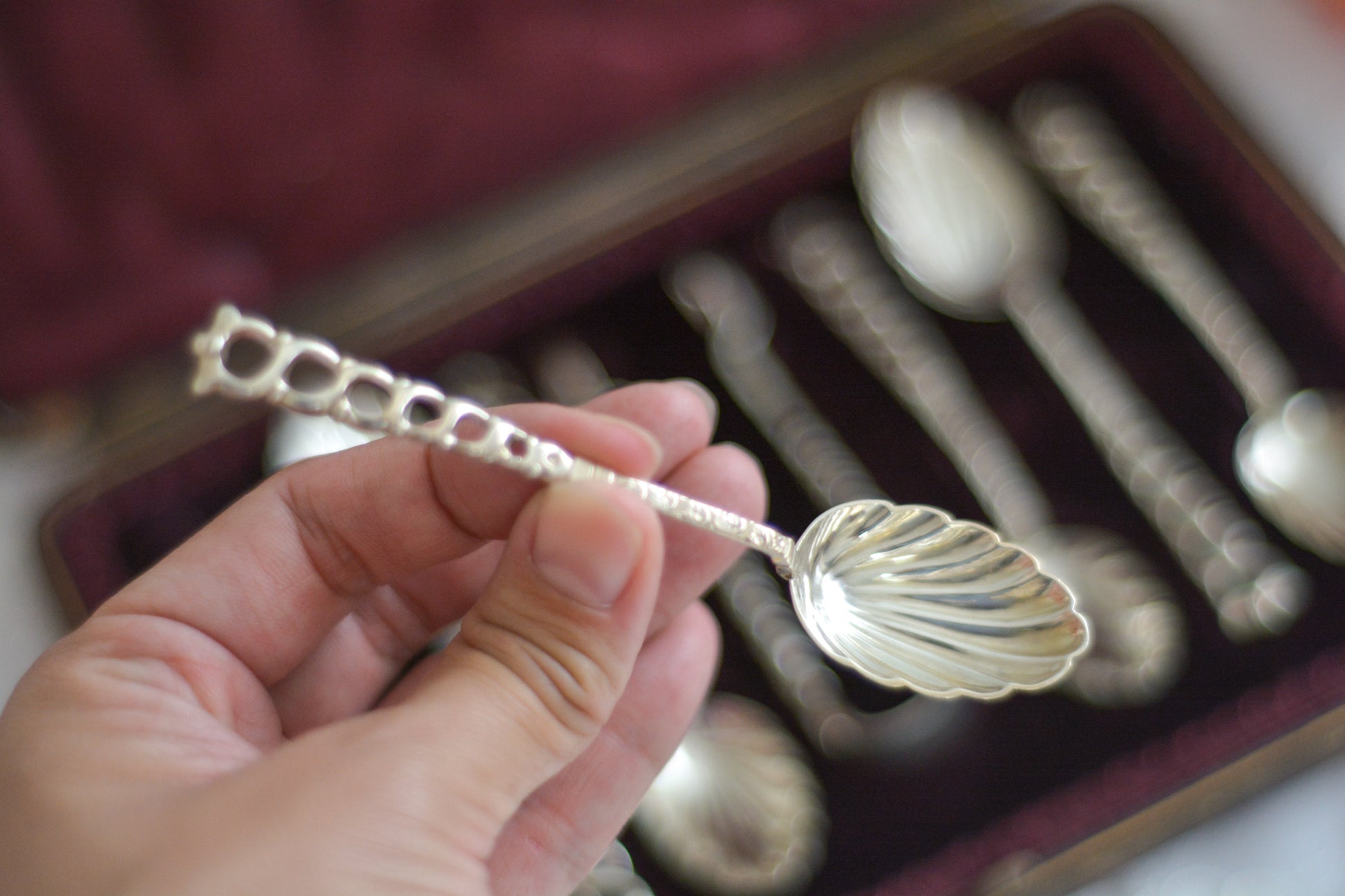 シェルの形のスプーンに持ち手は透かし模様になっている、とても素敵なスプーン6本とシュガートング1本のセット。ティータイムやおもてなしにぴったりです。純銀のスプーンはやっぱり豪華でいいですね。箱は外側は経年の傷などはありますが、中はビロードと蓋にはシルクが使われていて贅沢な作りになっています。状態も箱の中は比較的綺麗な状態です。スプーンの持ち手にリペアと小さな傷があるためお値打ち価格になっています。