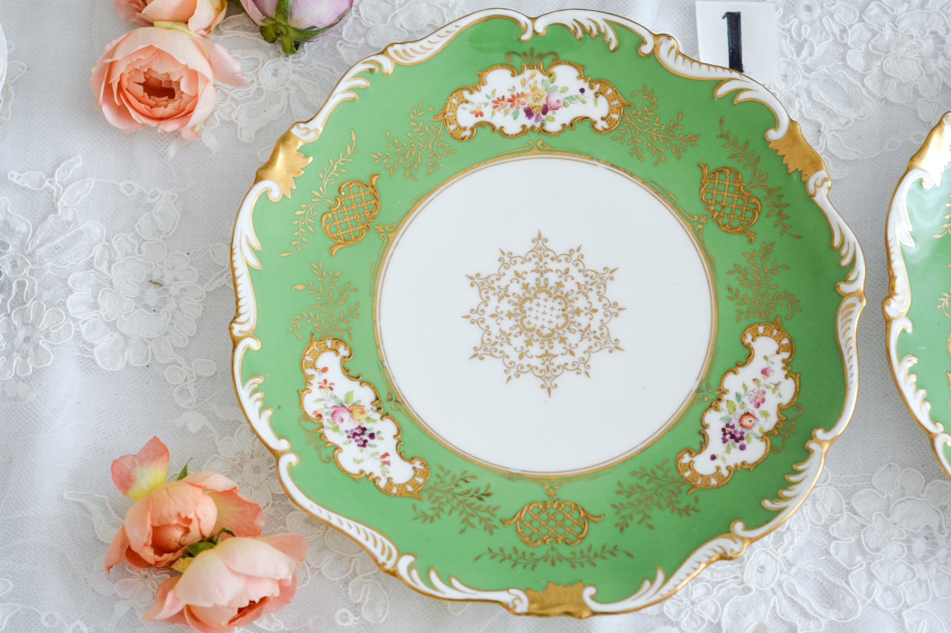 コールポートのアップルグリーンの美しいプレート。手描きで描かれた上品なお花に、金盛りの金彩が大変豪華です。デザートにはもちろん、サービング用としても活躍してくれそうです。こちらは2枚在庫がございます。ハンドペイントのため、描かれているお花も1点1点異なります。①〜②からお選びください。