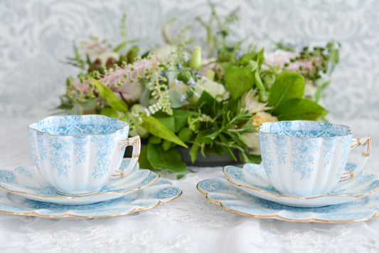 シェリーの前身、ワイルマンのパラダイスパターン貴重なティートリオです。このパラダイスパターンは、1890年に発表されたもので、ターコイズブルーの繊細な模様が大変美しいお品です。シェイプはデイジーシェイプと言われるシェイプで、美しい形にカップのハンドルも大変凝った作りになっています。探すのがとても困難なパラダイスパターンでぜひティータイムをお楽しみください。  こちらは①と②で状態が異なるため、コンディションをご確認いただき①〜②からお選びください。お揃いのプレートとミルクジャグも別で掲載しています。