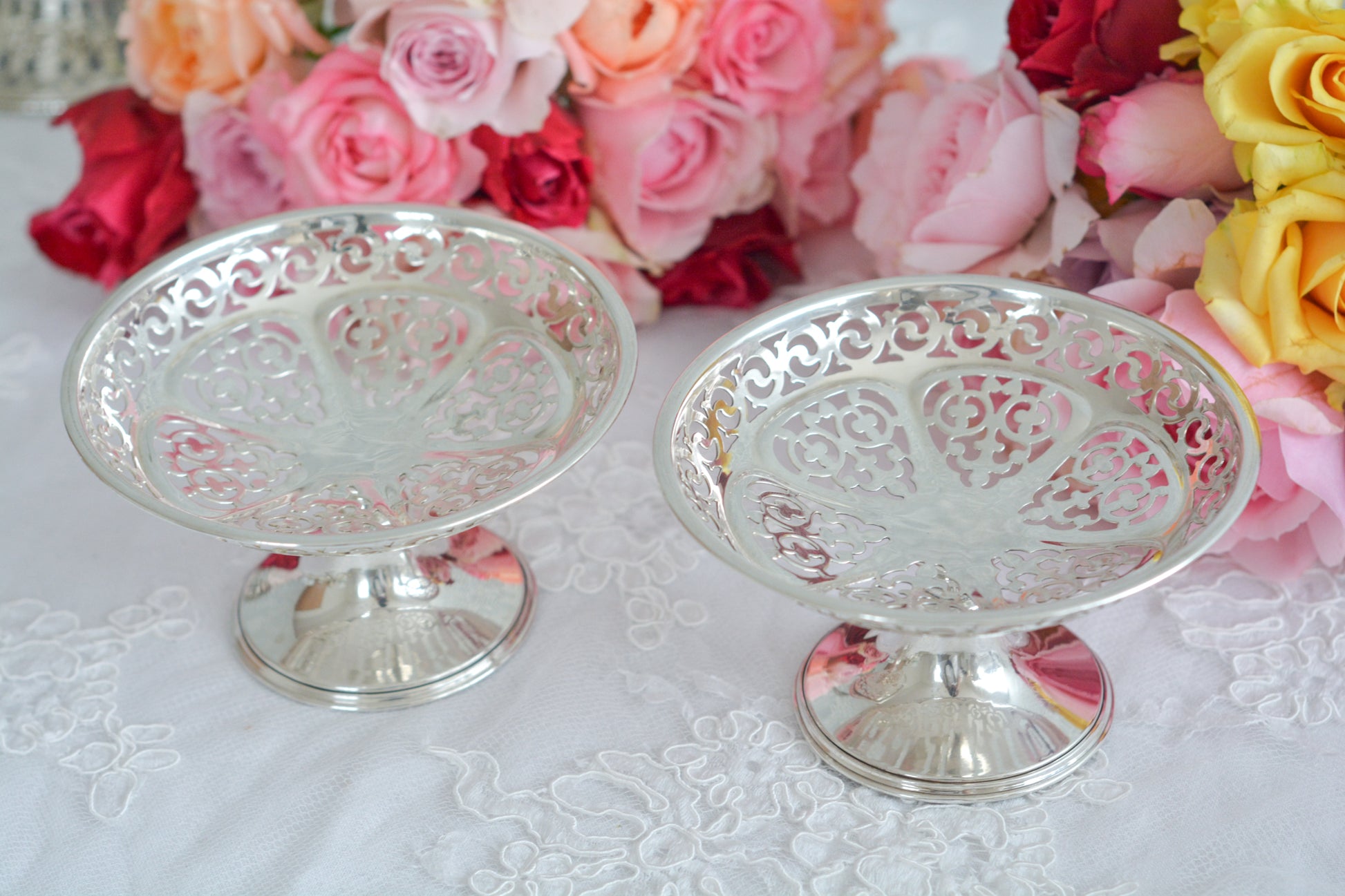 1935年に作られた、英国バーミンガムの工房ウィリアムアダムスの美しいコンポートです。 ピアス細工(透かし模様)が繊細で小ぶりですが存在感があります。ちょっとしたお菓子やチョコレートなどを盛り付けたり、お気に入りのお品をのせてみたり、いろいろお楽しみいただけると思います。 こちらは後12年ほどでアンティークの仲間入りになるヴィンテージのお品ですが、1935年はキングスシルバージュビリーを記念して、特別に刻印に「ジュビリーマーク」が追加されています。その為ヴィンテージのお品でも特別感のあるお品です。