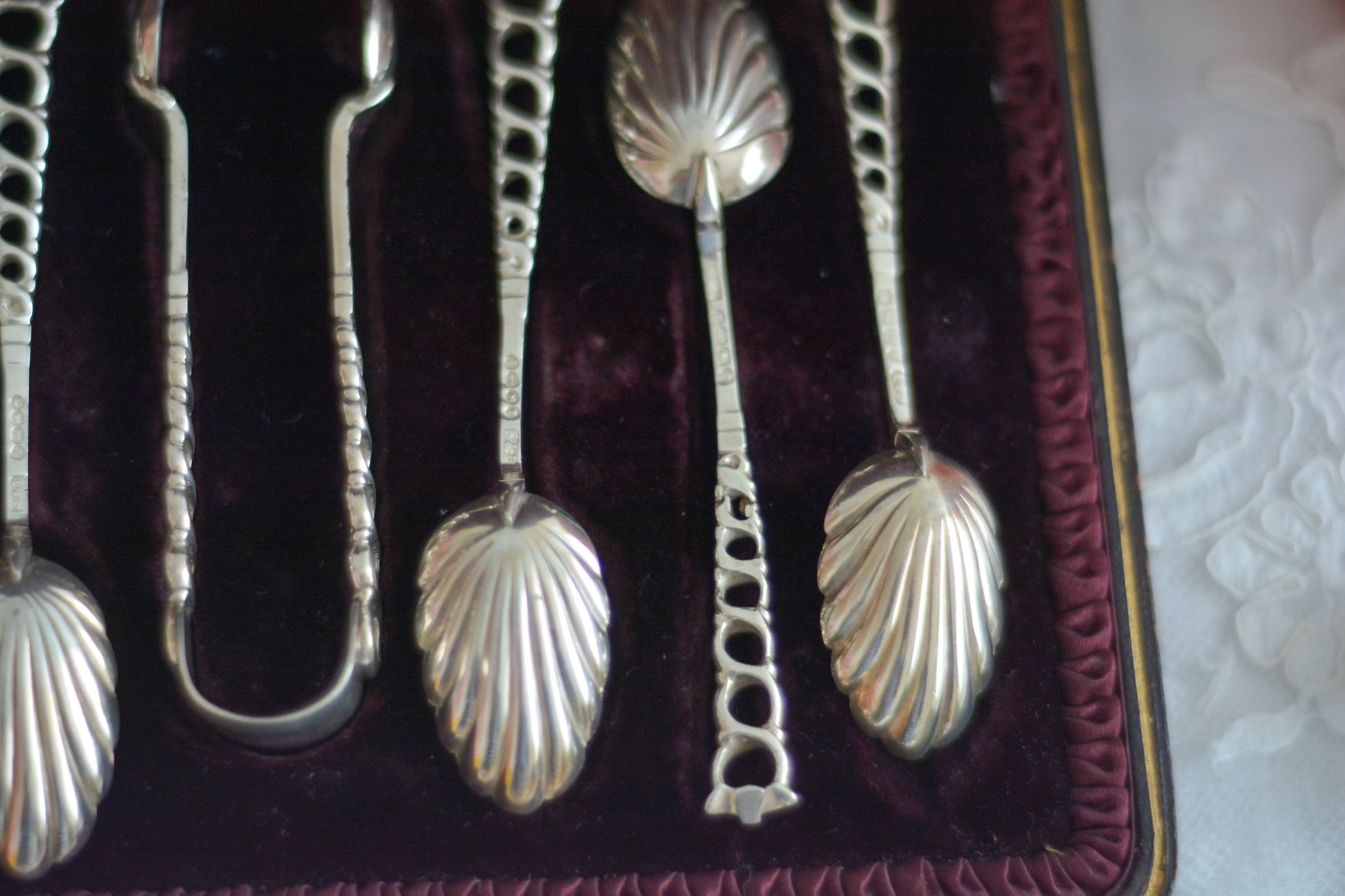 シェルの形のスプーンに持ち手は透かし模様になっている、とても素敵なスプーン6本とシュガートング1本のセット。ティータイムやおもてなしにぴったりです。純銀のスプーンはやっぱり豪華でいいですね。箱は外側は経年の傷などはありますが、中はビロードと蓋にはシルクが使われていて贅沢な作りになっています。状態も箱の中は比較的綺麗な状態です。スプーンの持ち手にリペアと小さな傷があるためお値打ち価格になっています。