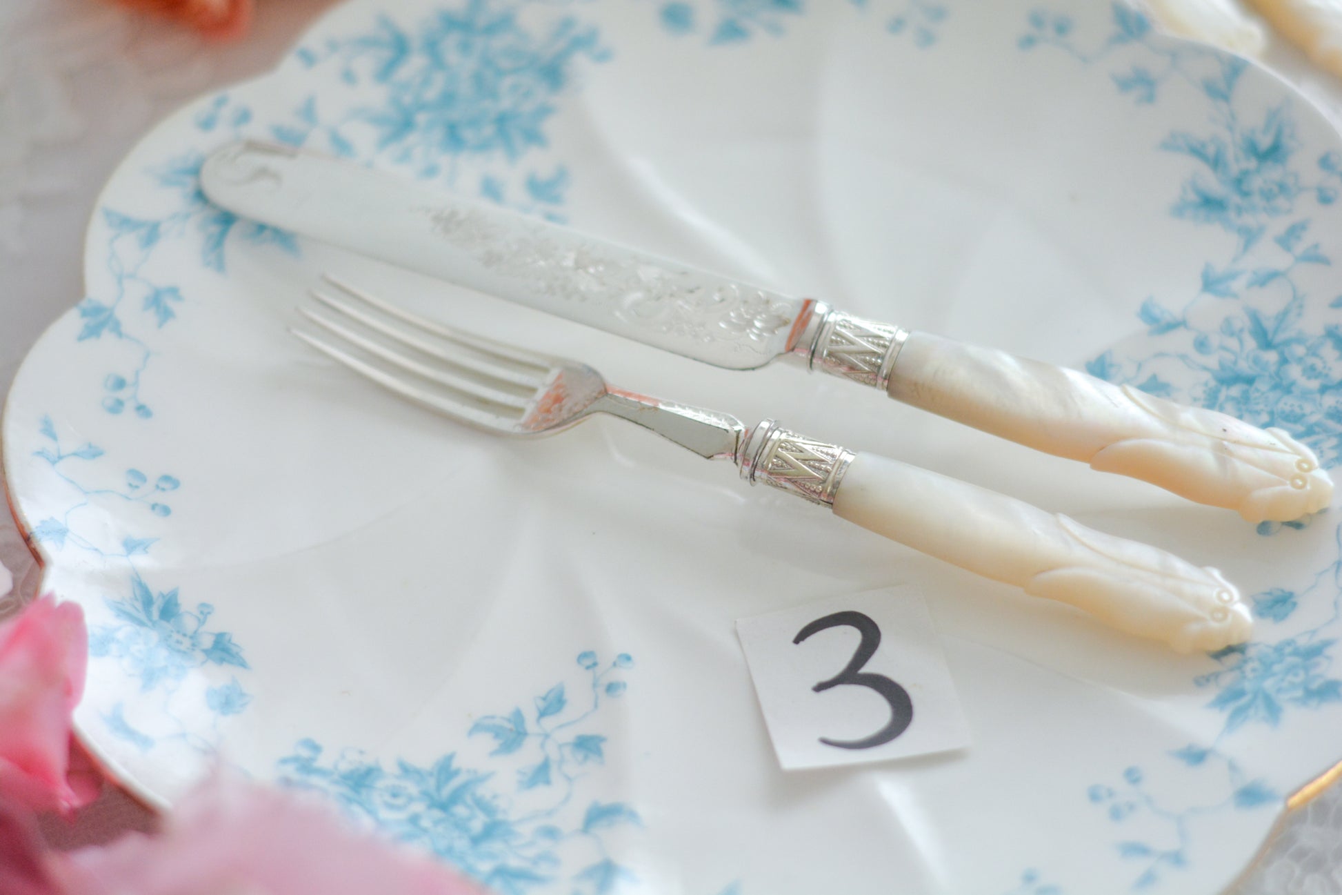 白蝶貝ハンドルと人気の丸刃のカトラリー。こちらは白蝶貝にも手彫りで模様が彫られています。シルバープレートのブレードに少しスレが見られます(状態を考慮した価格になっております)が、白蝶貝の優しい輝きと繊細な模様がとても美しいお品です。こちらは1組(フォークとナイフ2本セット)からご購入いただけます。①〜③からお選びください。