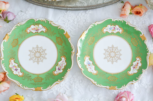 コールポートのアップルグリーンの美しいプレート。手描きで描かれた上品なお花に、金盛りの金彩が大変豪華です。デザートにはもちろん、サービング用としても活躍してくれそうです。こちらは2枚在庫がございます。ハンドペイントのため、描かれているお花も1点1点異なります。①〜②からお選びください。