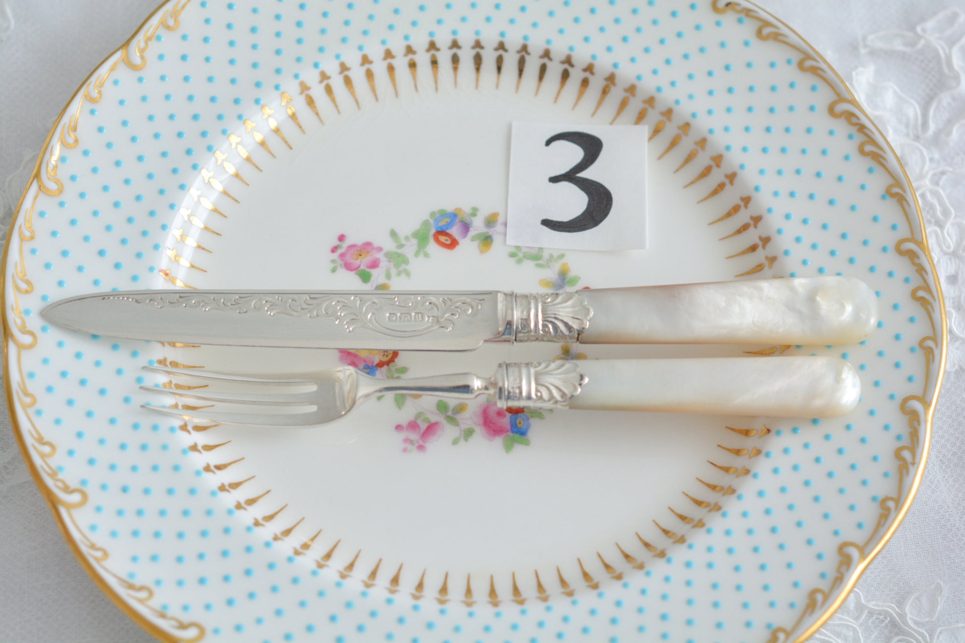 美しい純銀と白蝶貝ハンドルのデザートカトラリー。上品なデザインで純銀のブレードはキラキラと輝き、白蝶貝ハンドルは優しく輝きます。純銀&白蝶貝ハンドルのカトラリーは、やはり特別感がありますね。ティータイムを特別な時間にしてくれるカトラリーです。大きすぎないサイズ感も女性に嬉しいですね。素敵な時間をどうぞお楽しみください。