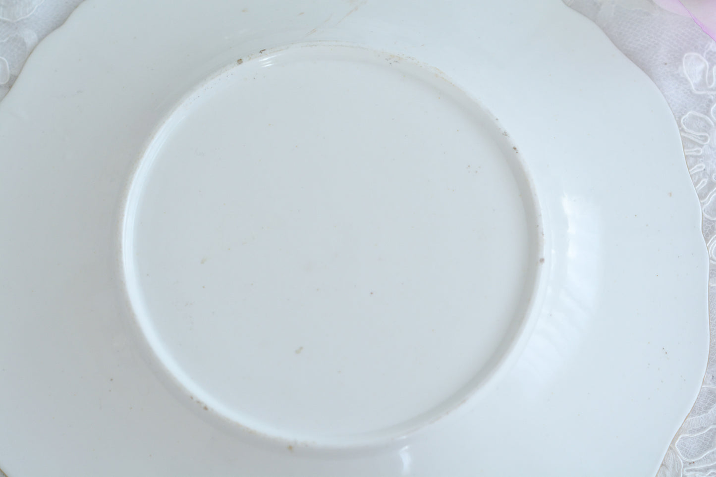 オールドイングリッシュハンドルが凛々しいトゥルートリオ。アップルグリーンの爽やかな色合いにハンドペイントで描かれた美しい花々が映えます。トゥルートリオは、ティーカップ、コーヒーカップ、ソーサーのセットでヴィクトリア時代の初期頃まではトリオといえばこちらが主流でした。今ではとても貴重になっています。紅茶もコーヒーも楽しめるのがいいですね。トゥルートリオとデザートプレートのセットです。