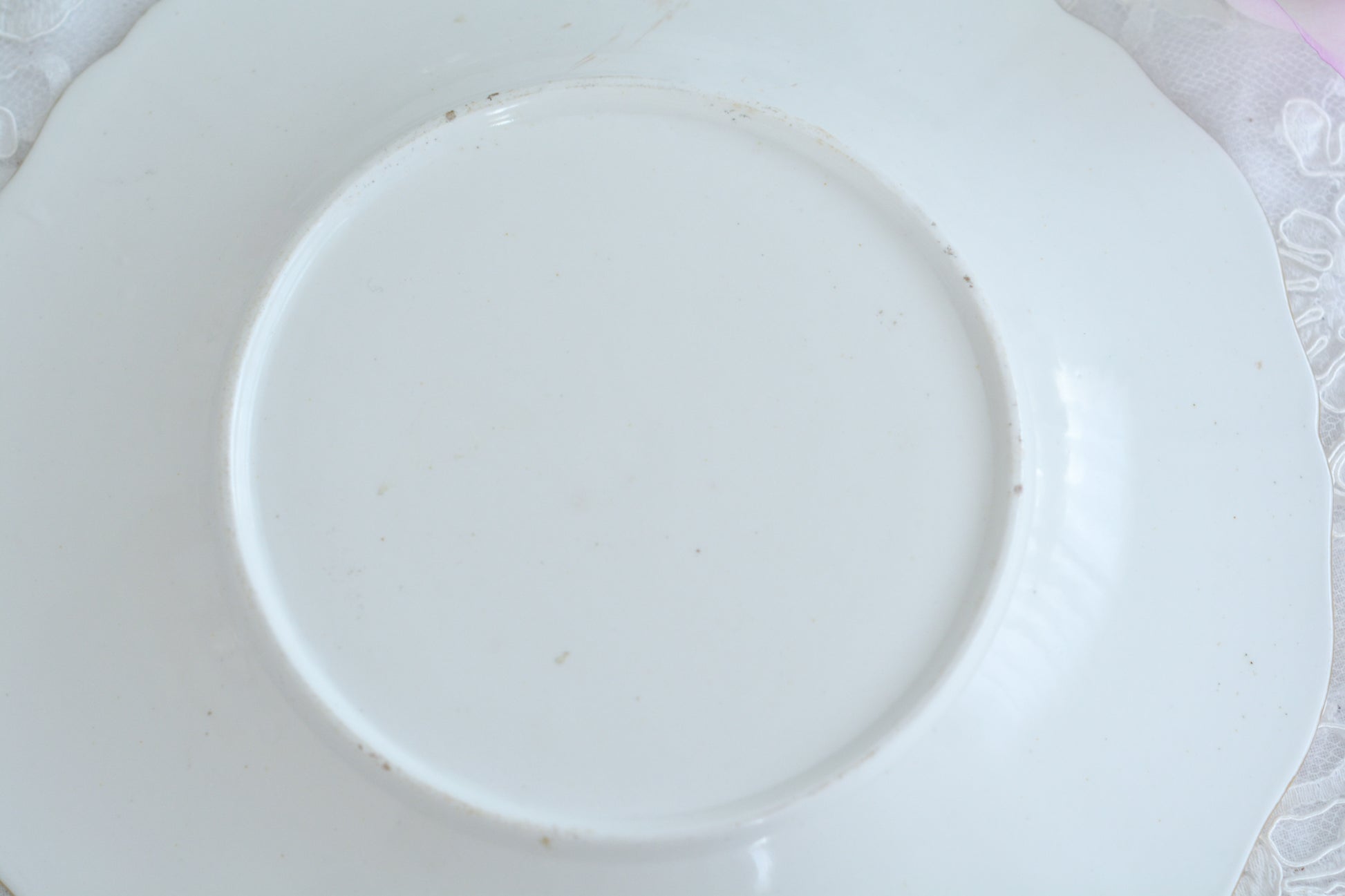 オールドイングリッシュハンドルが凛々しいトゥルートリオ。アップルグリーンの爽やかな色合いにハンドペイントで描かれた美しい花々が映えます。トゥルートリオは、ティーカップ、コーヒーカップ、ソーサーのセットでヴィクトリア時代の初期頃まではトリオといえばこちらが主流でした。今ではとても貴重になっています。紅茶もコーヒーも楽しめるのがいいですね。トゥルートリオとデザートプレートのセットです。