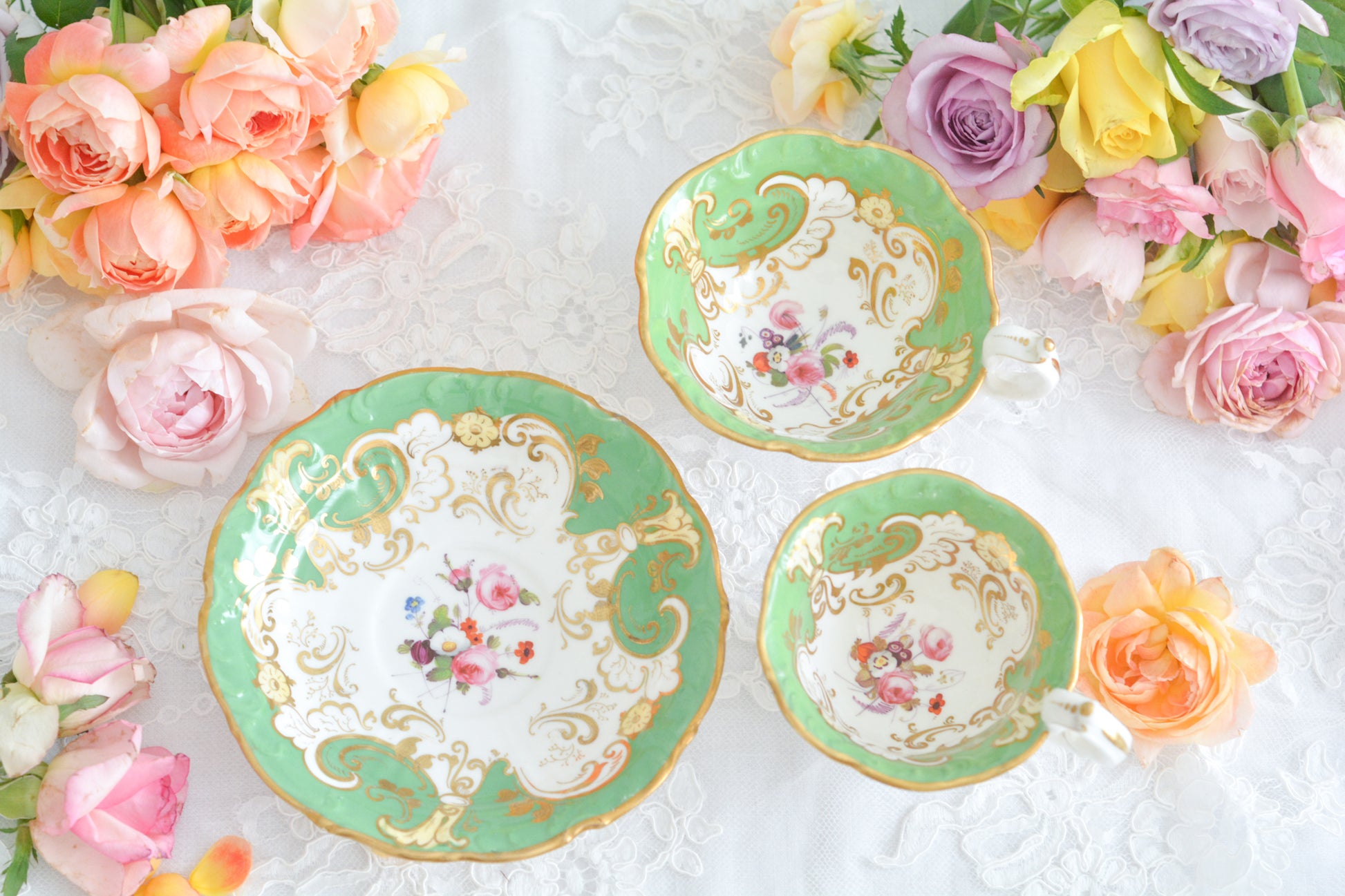 ダベンポートのロココリバイバルの優美なシェイプがとっても華やかで美しいトゥルートリオです。ダベンポート窯は1794年に創業し優れた磁器をたくさん製造していましたが、残念ながら1887年に廃業してしまいます。ハンドペイントの技術もとても優れていて美しい作品を残しています。トゥルートリオは、ティーカップ、コーヒーカップ、ソーサーのセットで、紅茶もコーヒーもどちらも楽しめるセットです。1800年代中頃まではトリオといえばこちらのtフルートリオが主流でした。ダベンポートらしい、美しい花々と優美なシェイプの心躍るカップです。