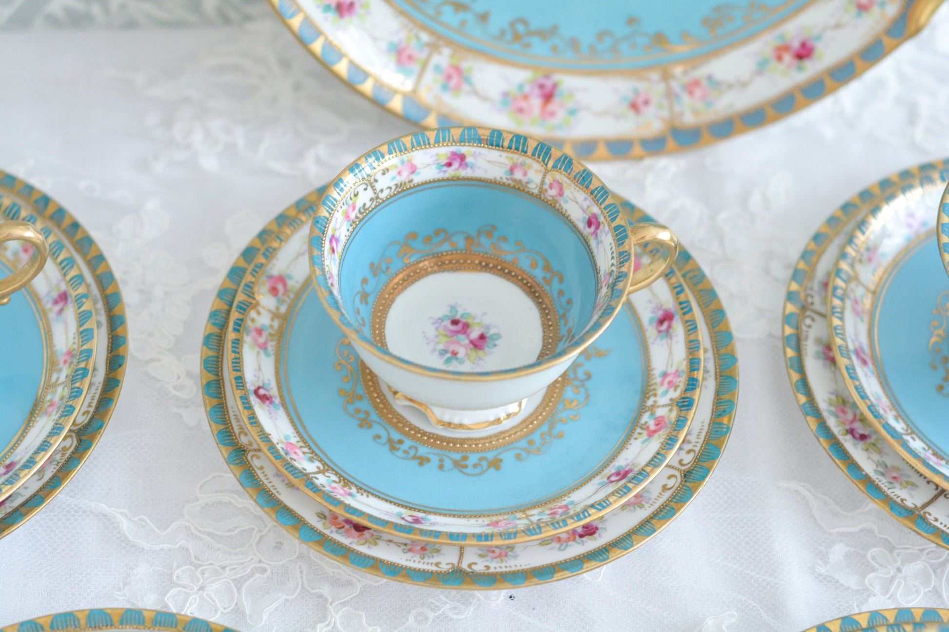 L&COという日本のメーカーのアンティーク里帰り品です。美しいターコイズブルーに金盛りの金彩、ハンドペイントで描かれた可憐なバラが上品なお品。1800年代後半頃からノリタケをはじめ日本からたくさんのメーカーが英国やアメリカに陶磁器を輸出していました。L&COは英国の老舗デパートリバティで販売されていたと言われています。キラキラしたティーセットがデパートに並べられている風景は、当時の人々の目と心を楽しませていたことでしょう。オールドニッポンの美しいティーカップでティータイムをお楽しみください。