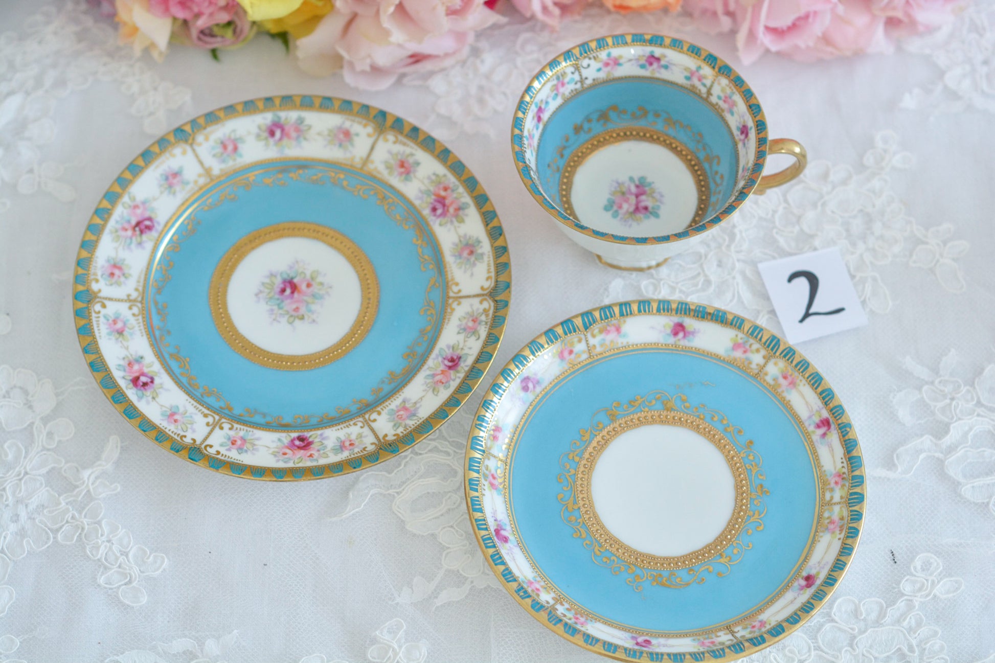 L&COという日本のメーカーのアンティーク里帰り品です。美しいターコイズブルーに金盛りの金彩、ハンドペイントで描かれた可憐なバラが上品なお品。1800年代後半頃からノリタケをはじめ日本からたくさんのメーカーが英国やアメリカに陶磁器を輸出していました。L&COは英国の老舗デパートリバティで販売されていたと言われています。キラキラしたティーセットがデパートに並べられている風景は、当時の人々の目と心を楽しませていたことでしょう。オールドニッポンの美しいティーカップでティータイムをお楽しみください。