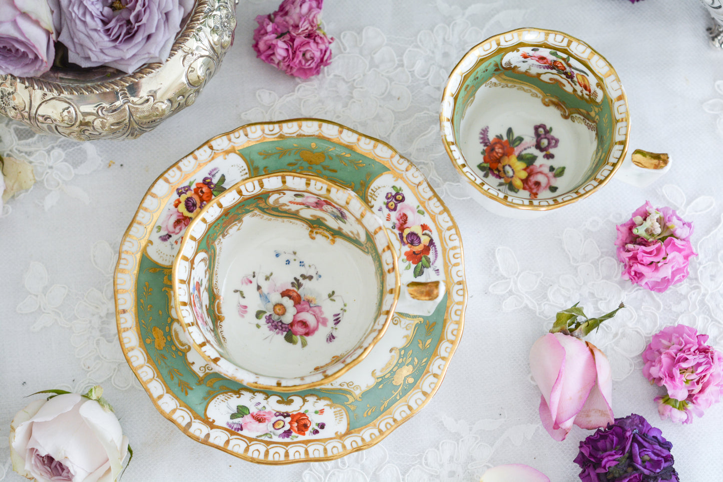 オールドイングリッシュハンドルが凛々しいトゥルートリオ。アップルグリーンの爽やかな色合いにハンドペイントで描かれた美しい花々が映えます。トゥルートリオは、ティーカップ、コーヒーカップ、ソーサーのセットでヴィクトリア時代の初期頃まではトリオといえばこちらが主流でした。今ではとても貴重になっています。紅茶もコーヒーも楽しめるのがいいですね。トゥルートリオとデザートプレートのセットです。