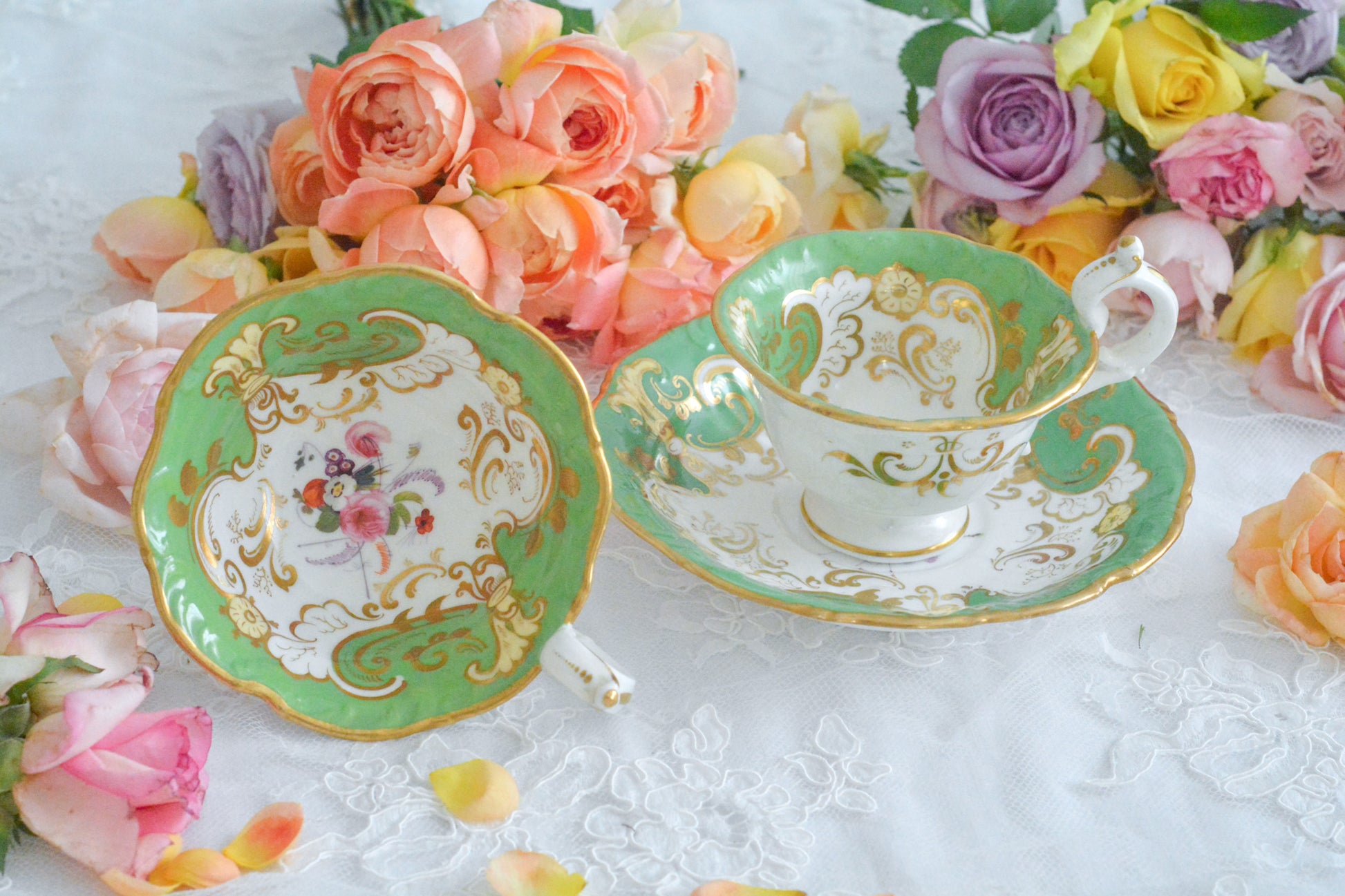 ダベンポートのロココリバイバルの優美なシェイプがとっても華やかで美しいトゥルートリオです。ダベンポート窯は1794年に創業し優れた磁器をたくさん製造していましたが、残念ながら1887年に廃業してしまいます。ハンドペイントの技術もとても優れていて美しい作品を残しています。トゥルートリオは、ティーカップ、コーヒーカップ、ソーサーのセットで、紅茶もコーヒーもどちらも楽しめるセットです。1800年代中頃まではトリオといえばこちらのtフルートリオが主流でした。ダベンポートらしい、美しい花々と優美なシェイプの心躍るカップです。